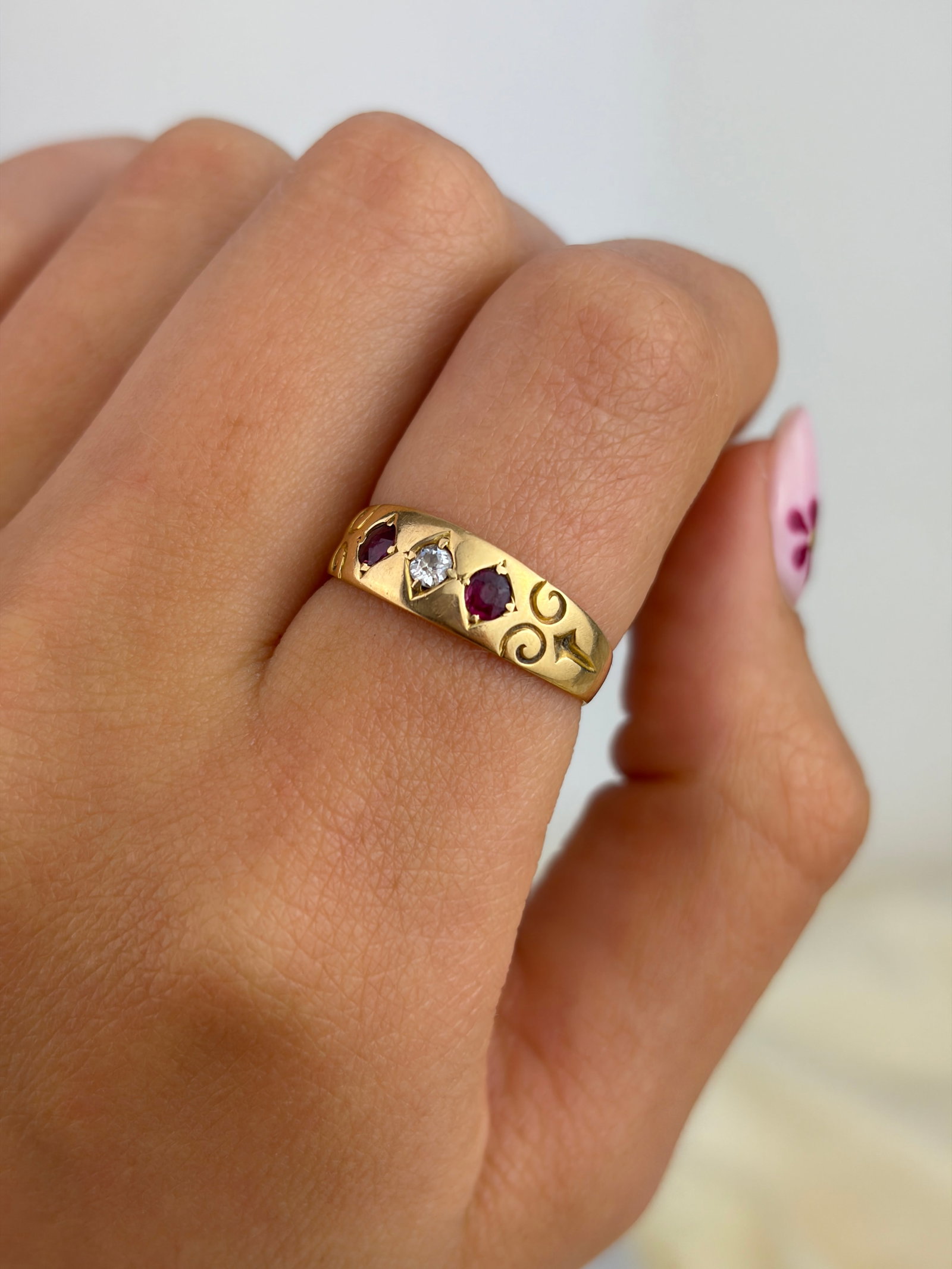LOVELY ANTIQUE 18CT YELLOW GOLD RUBY AND DIAMOND 3 STONE RING - 8