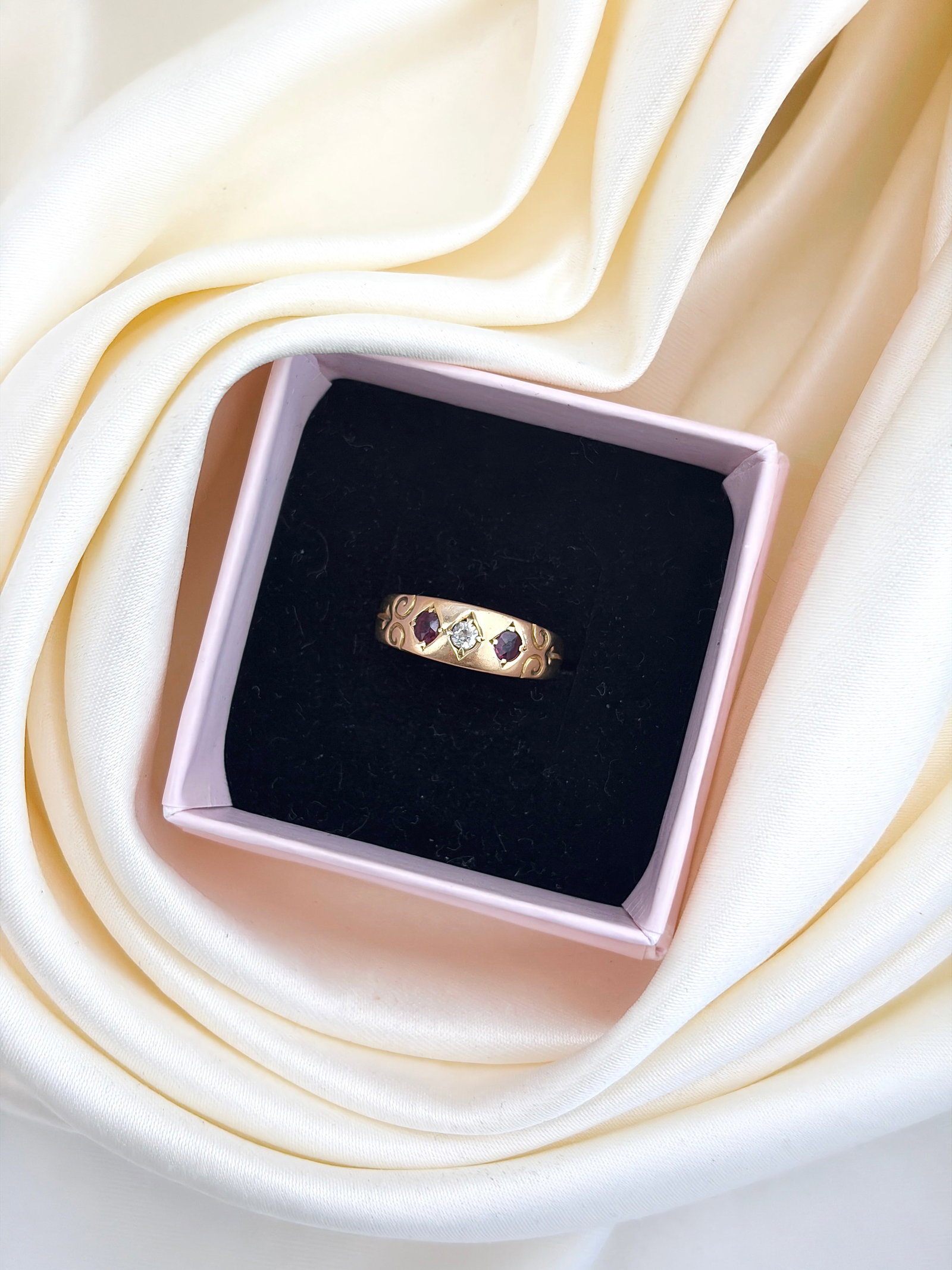 LOVELY ANTIQUE 18CT YELLOW GOLD RUBY AND DIAMOND 3 STONE RING - 9