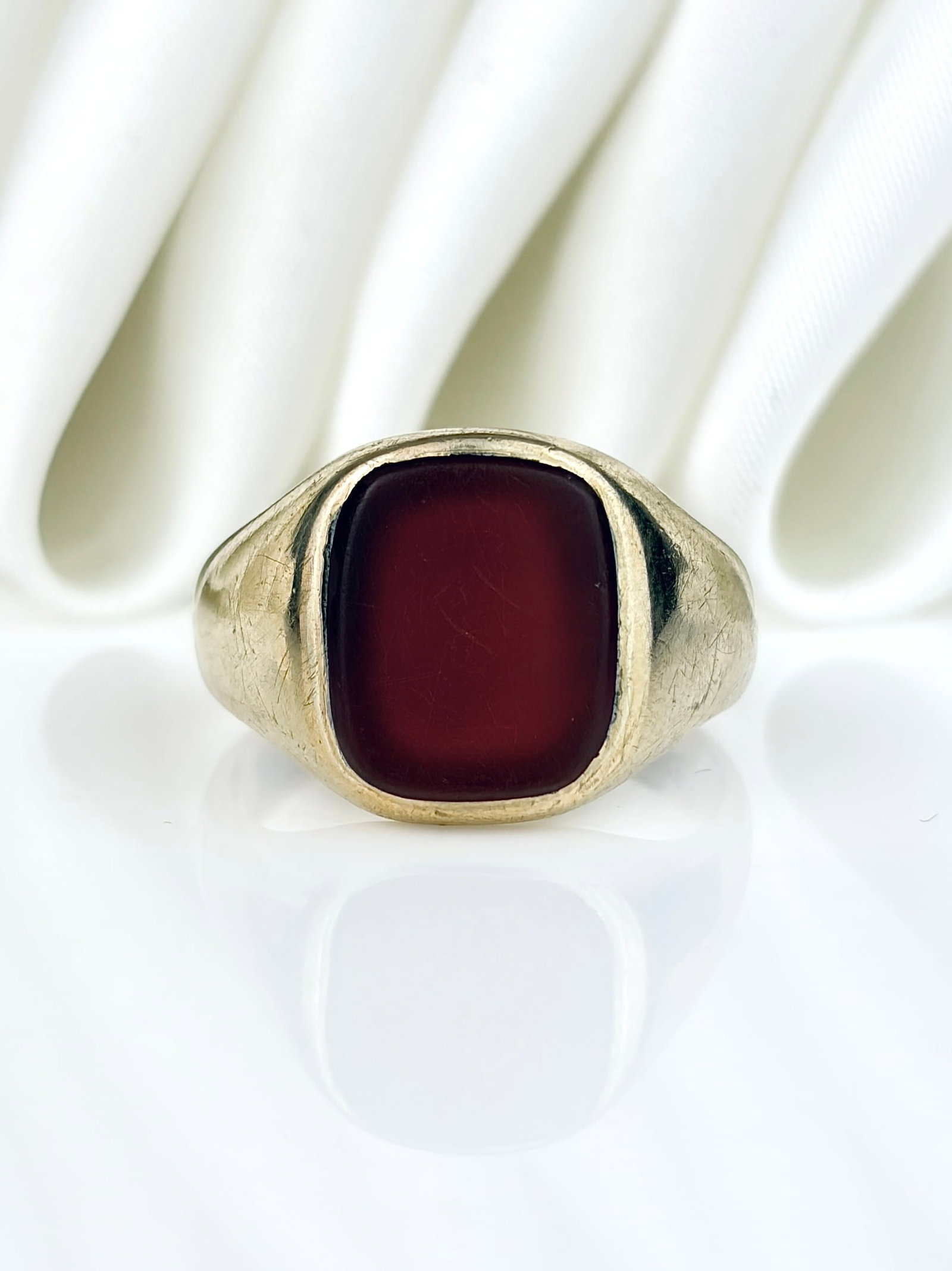 Vintage c.1961 Chunky 9ct Yellow Gold Carnelian Signet Ring: Vintage c.1961 Chunky 9ct Yellow Gold Carnelian Signet Ring