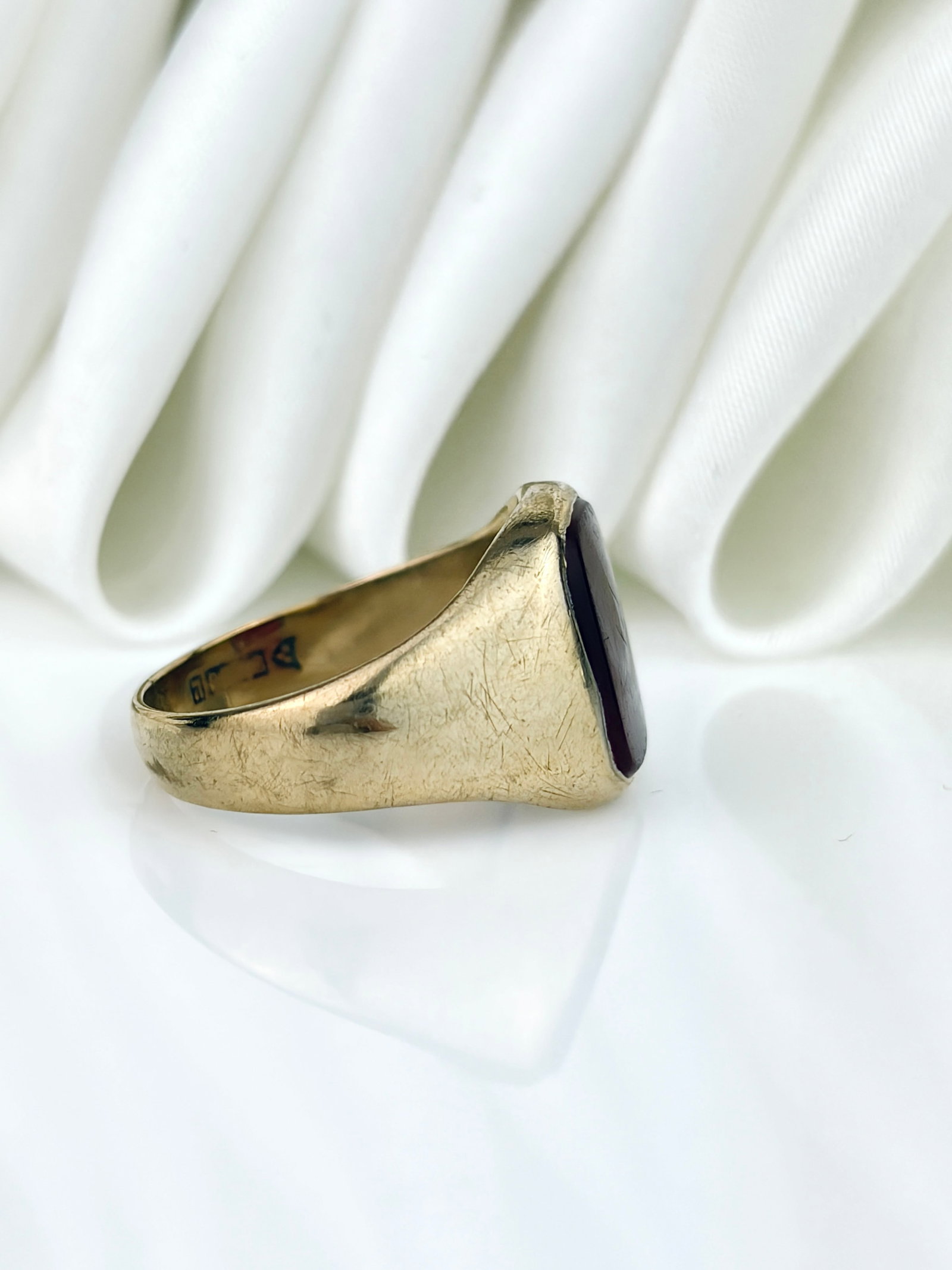 Vintage c.1961 Chunky 9ct Yellow Gold Carnelian Signet Ring - 2