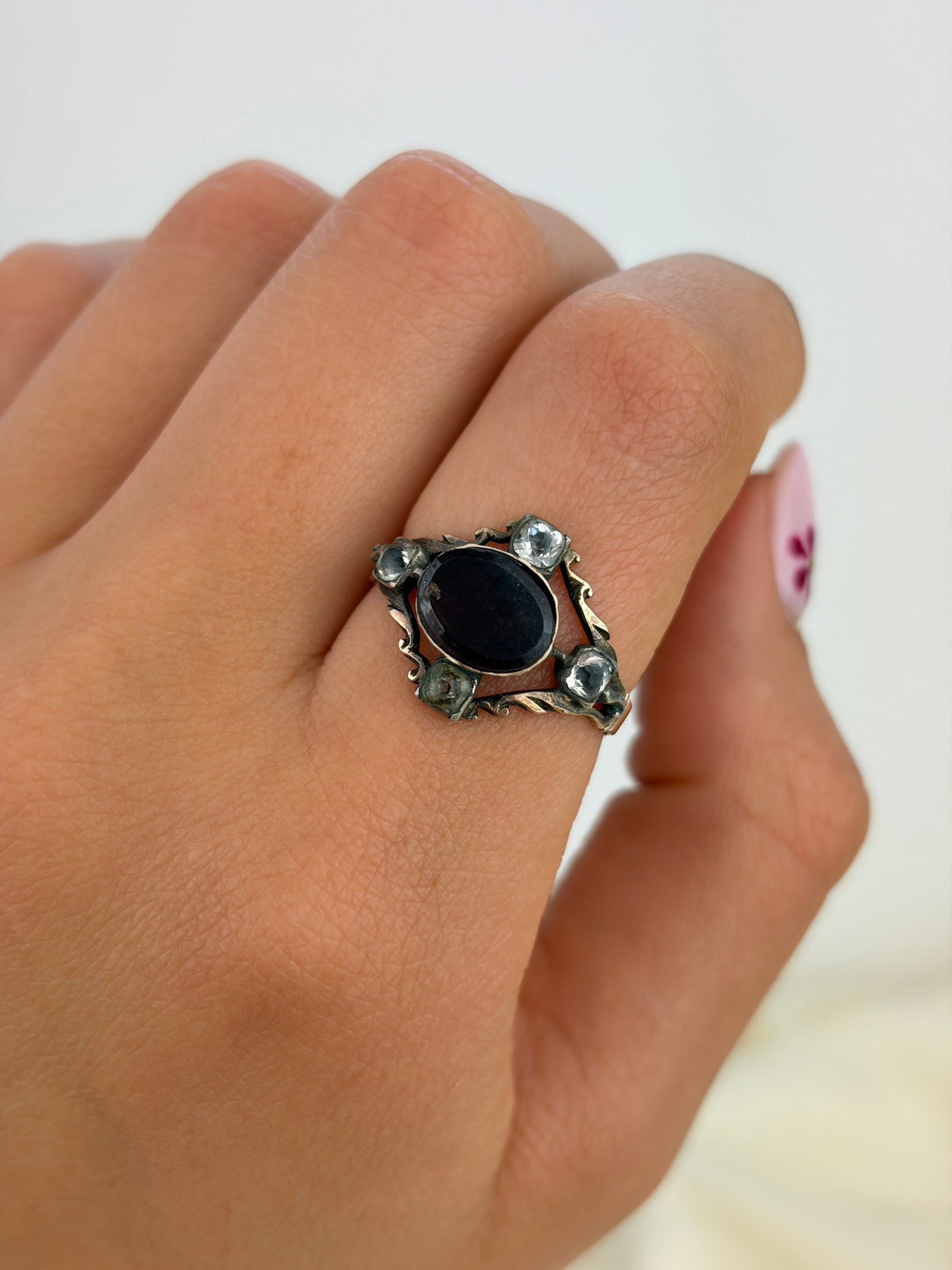 ANTIQUE GEORGIAN FLAT CUT GARNET AND PASTE RING IN GOLD - 9