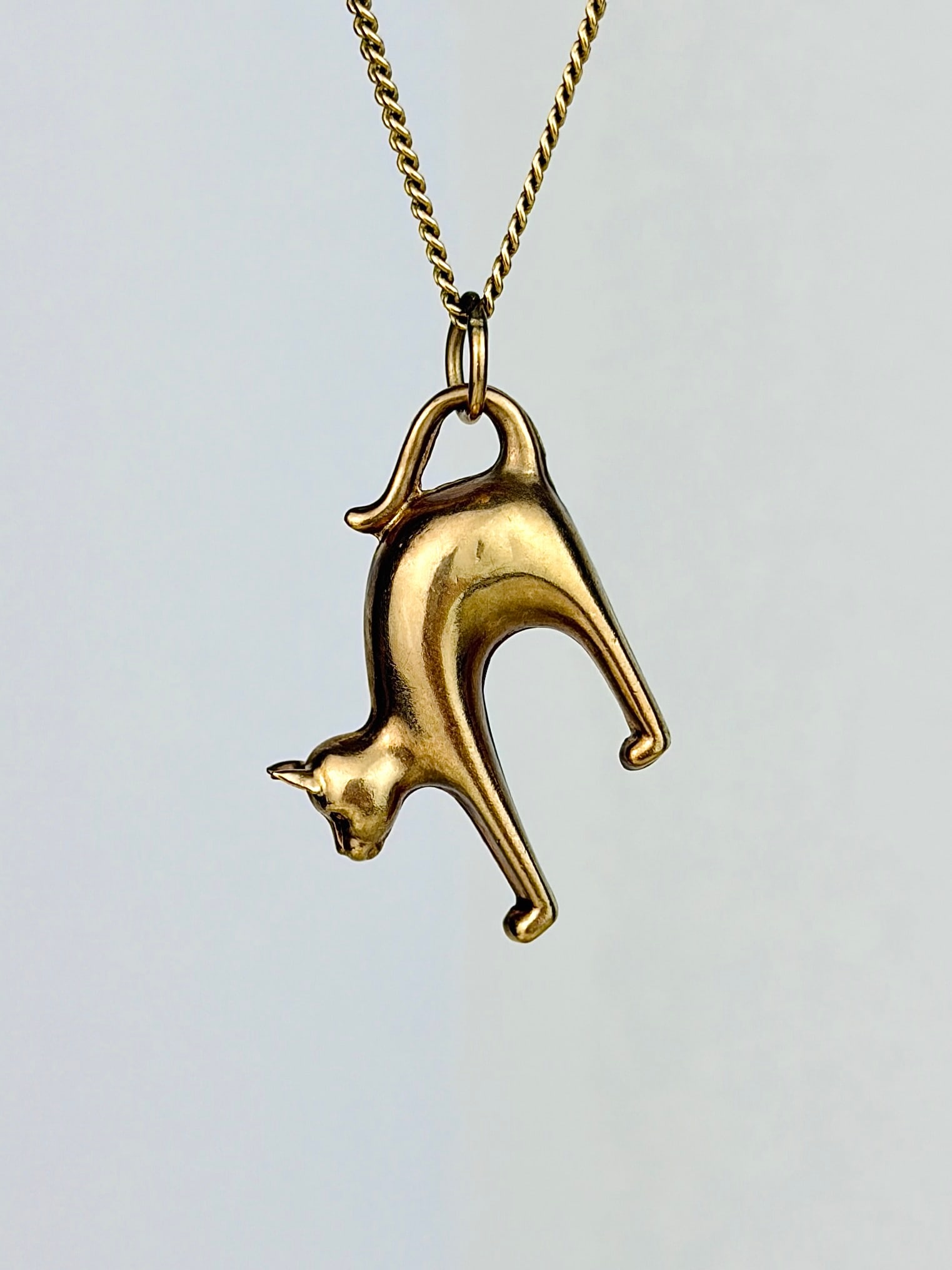 VINTAGE 9CT YELLOW GOLD CAT CHARM: VINTAGE 9CT YELLOW GOLD CAT CHARM Weight: 1.33g Size: 27x22mm Materials: 9ct gold Hallmarks: 9ct birmingham Condition: Very good overall condition. Some signs of wear are expected given
