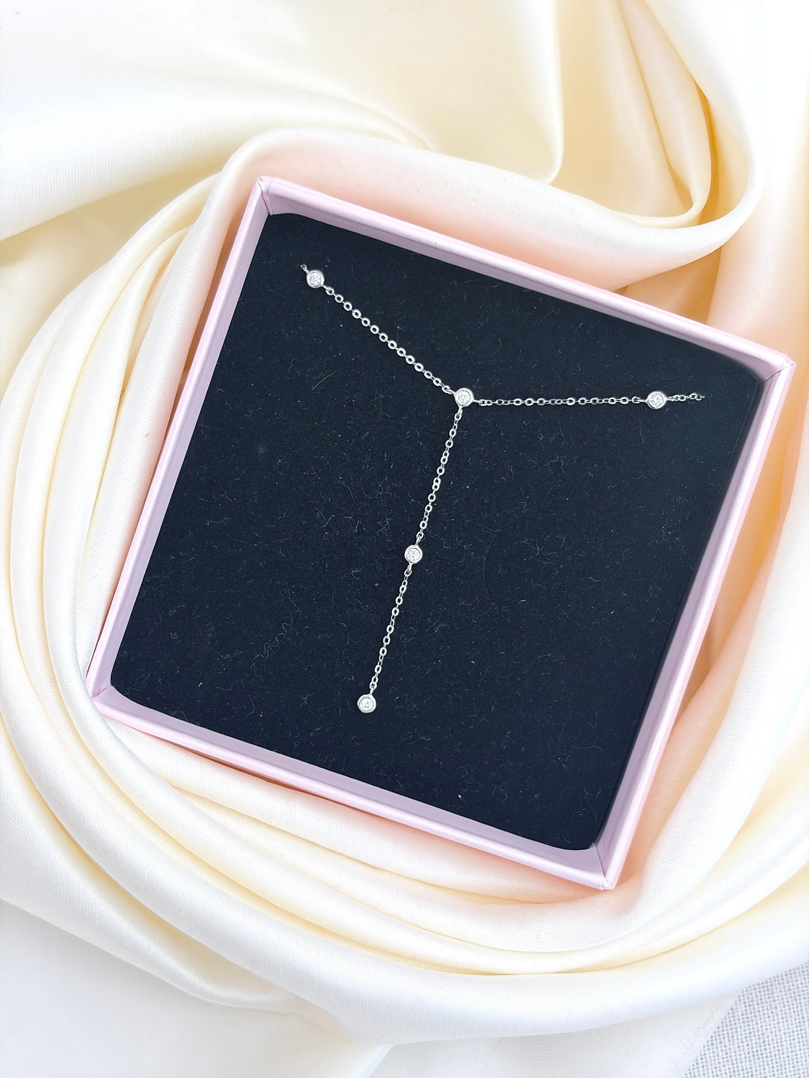 18CT WHITE GOLD DIAMOND DROP NECKLACE - 8