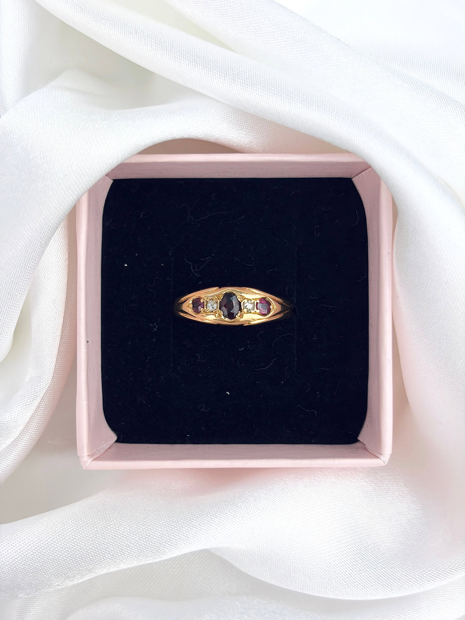 ANTIQUE 18CT YELLOW GOLD GARNET, RUBY AND DIAMOND 5 STONE RING - 9