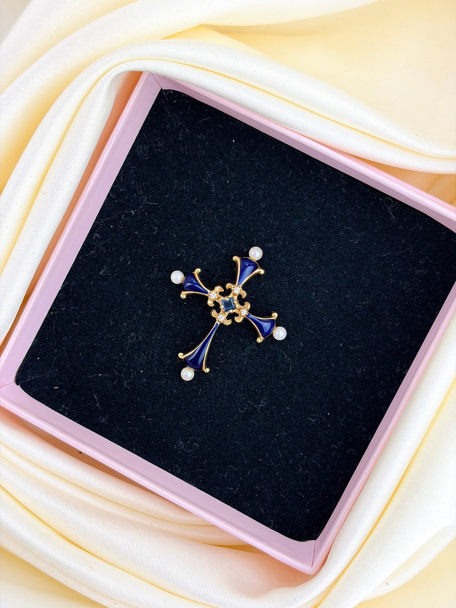 14k Yellow Gold Fabergé Sapphire, Pearl and Blue Enamel Cross Pendant - 6