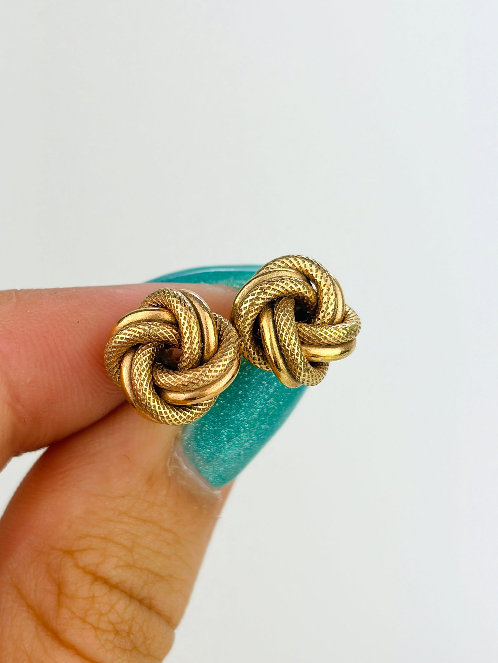Vintage 9ct Yellow Gold Textured Twisted Knot Stud Earrings: Vintage 9ct Yellow Gold Textured Twisted Knot Stud Earrings Pretty stud earrings!