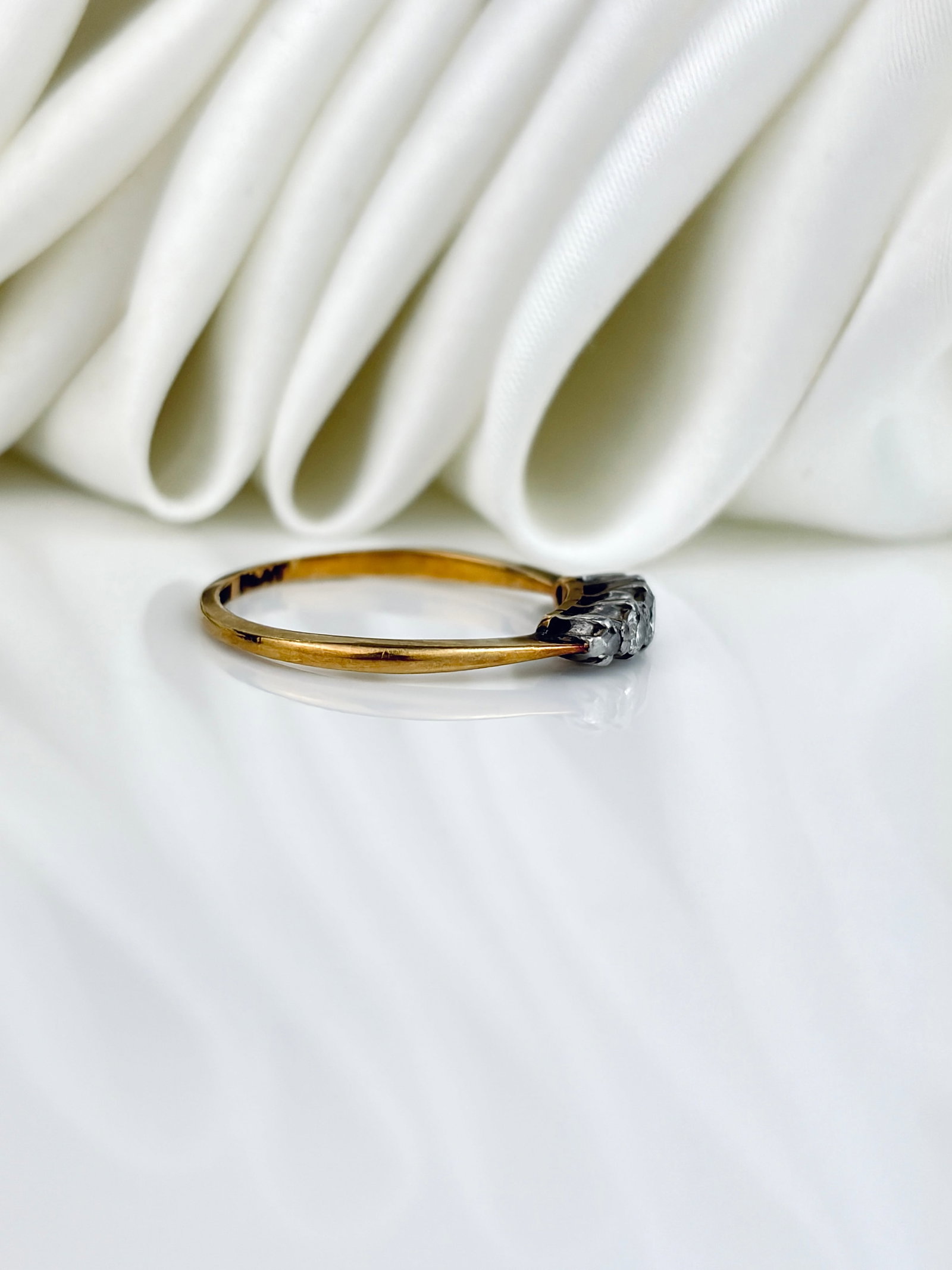 Sweet 18ct Yellow Gold and Platinum Diamond 5 Stone Ring - 2
