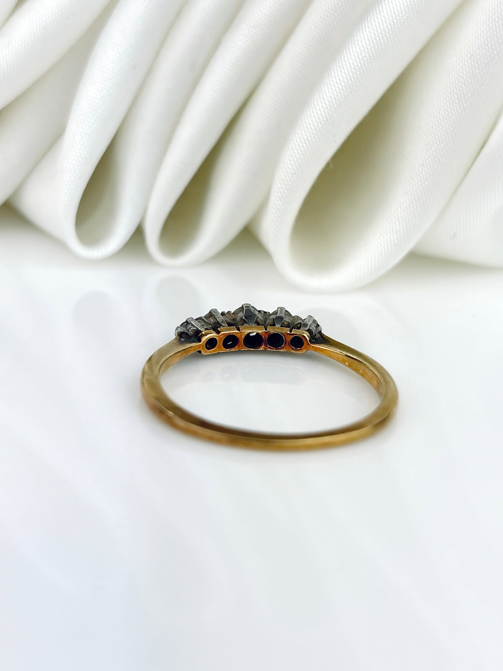 Sweet 18ct Yellow Gold and Platinum Diamond 5 Stone Ring - 3