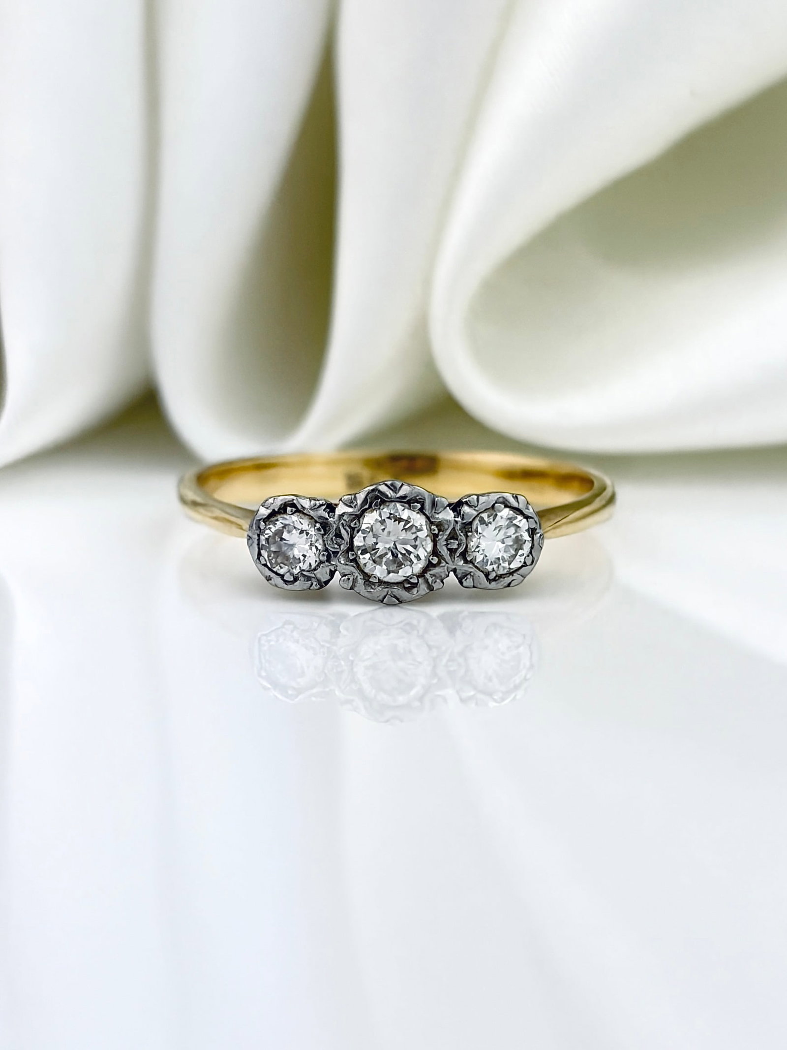 VINTAGE 18CT GOLD DIAMOND 3 STONE TRILOGY RING: VINTAGE 18CT GOLD DIAMOND 3 STONE TRILOGY RING Beautiful diamond trilogy ring!