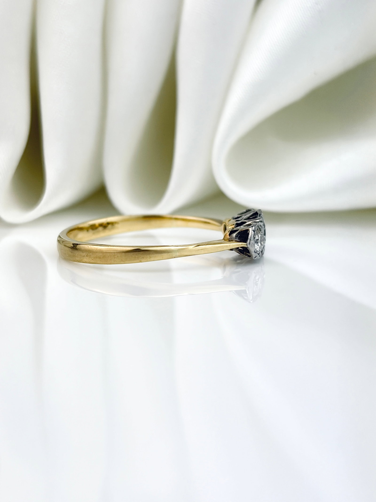 VINTAGE 18CT GOLD DIAMOND 3 STONE TRILOGY RING - 2