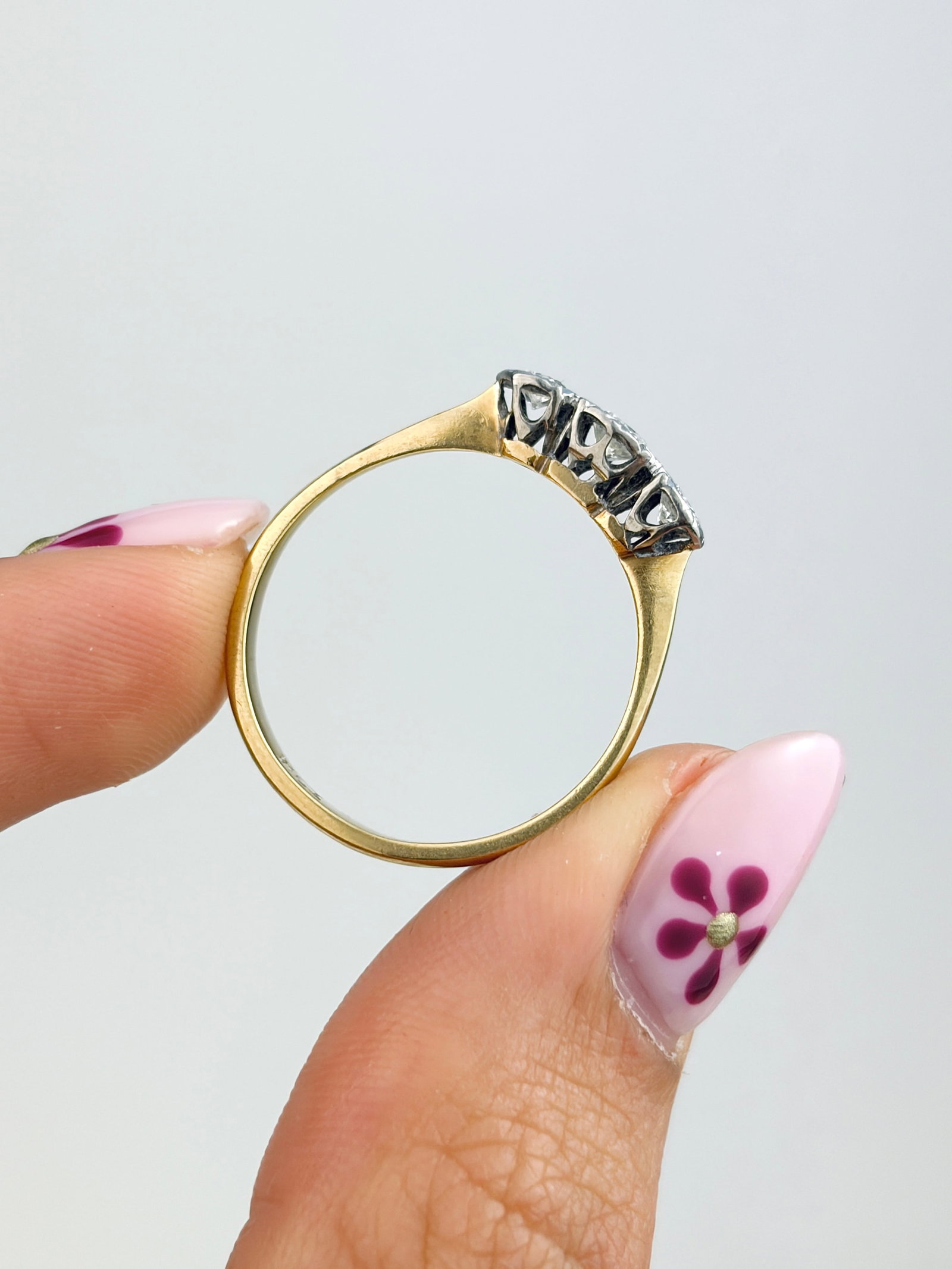 VINTAGE 18CT GOLD DIAMOND 3 STONE TRILOGY RING - 6