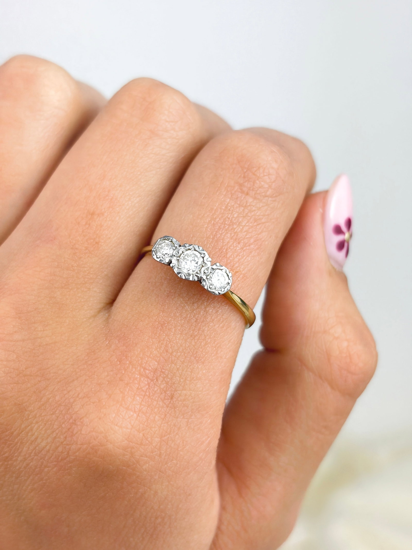 VINTAGE 18CT GOLD DIAMOND 3 STONE TRILOGY RING - 8