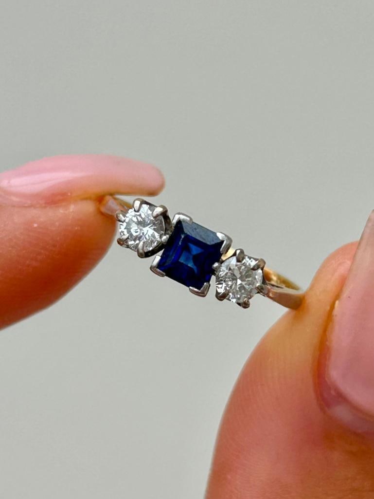 Antique 18ct Yellow Gold Sapphire and Diamond 3 Stone Ring: Antique 18ct Yellow Gold Sapphire and Diamond 3 Stone Ring beautiful sapphire stone with two bright clean diamonds on either side!! measurements Size UK O / 71/2 head of ring