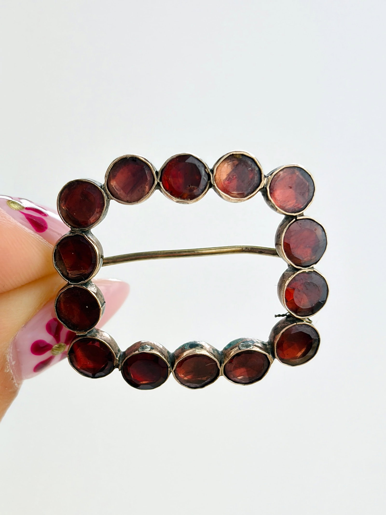 ANTIQUE GEORGIAN FLAT CUT GARNET BROOCH IN GOLD: ANTIQUE GEORGIAN FLAT CUT GARNET BROOCH IN GOLD