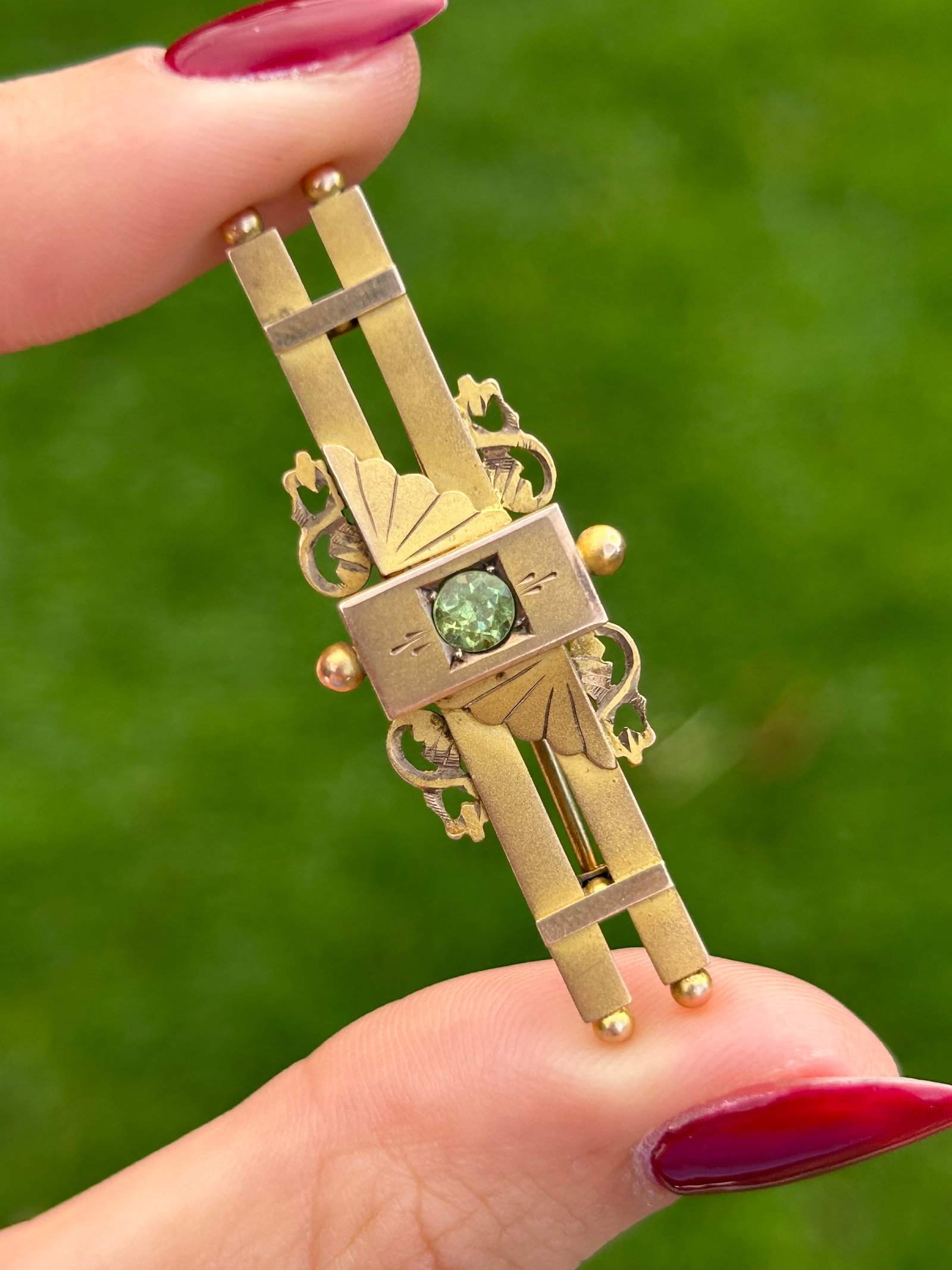 Antique C.1917 9ct Yellow Gold Peridot Bar Brooch in Fitted Box - 11
