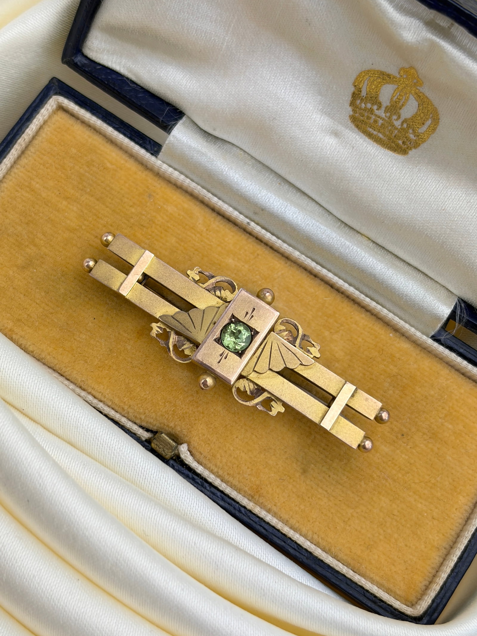 Antique C.1917 9ct Yellow Gold Peridot Bar Brooch in Fitted Box: Antique C.1917 9ct Yellow Gold Peridot Bar Brooch in Fitted Box