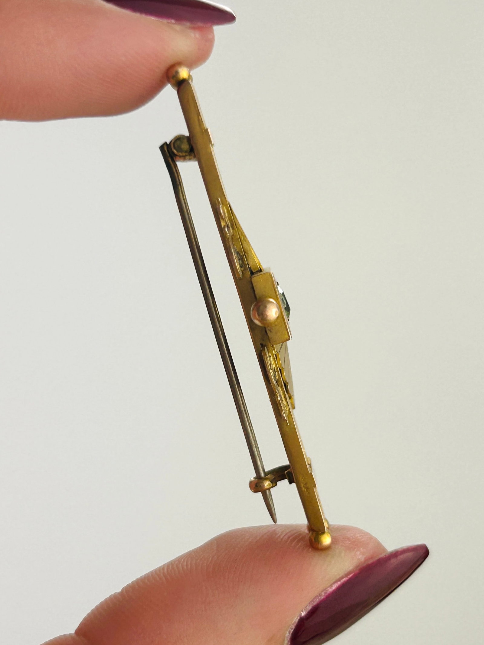 Antique C.1917 9ct Yellow Gold Peridot Bar Brooch in Fitted Box - 6