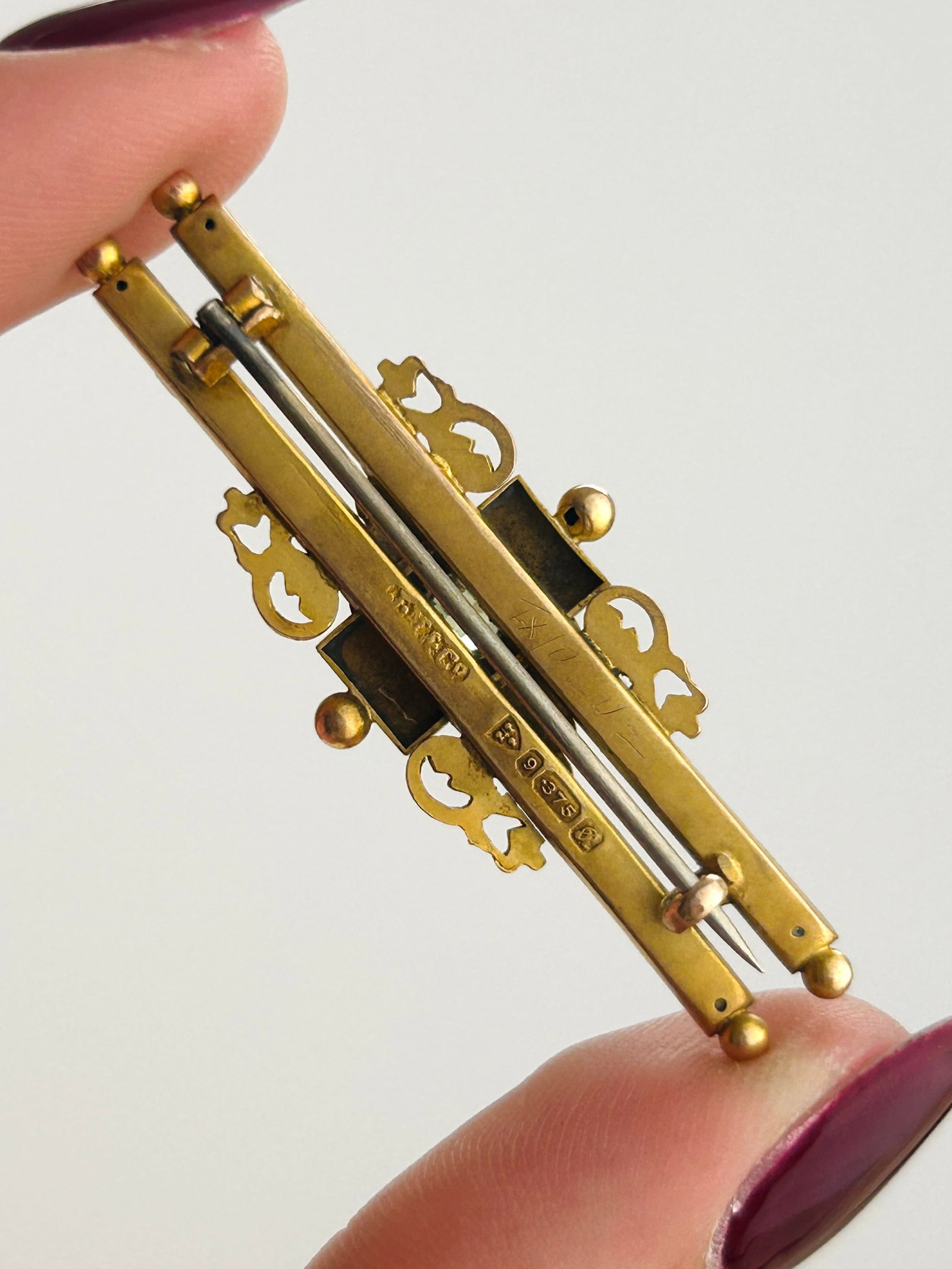 Antique C.1917 9ct Yellow Gold Peridot Bar Brooch in Fitted Box - 7
