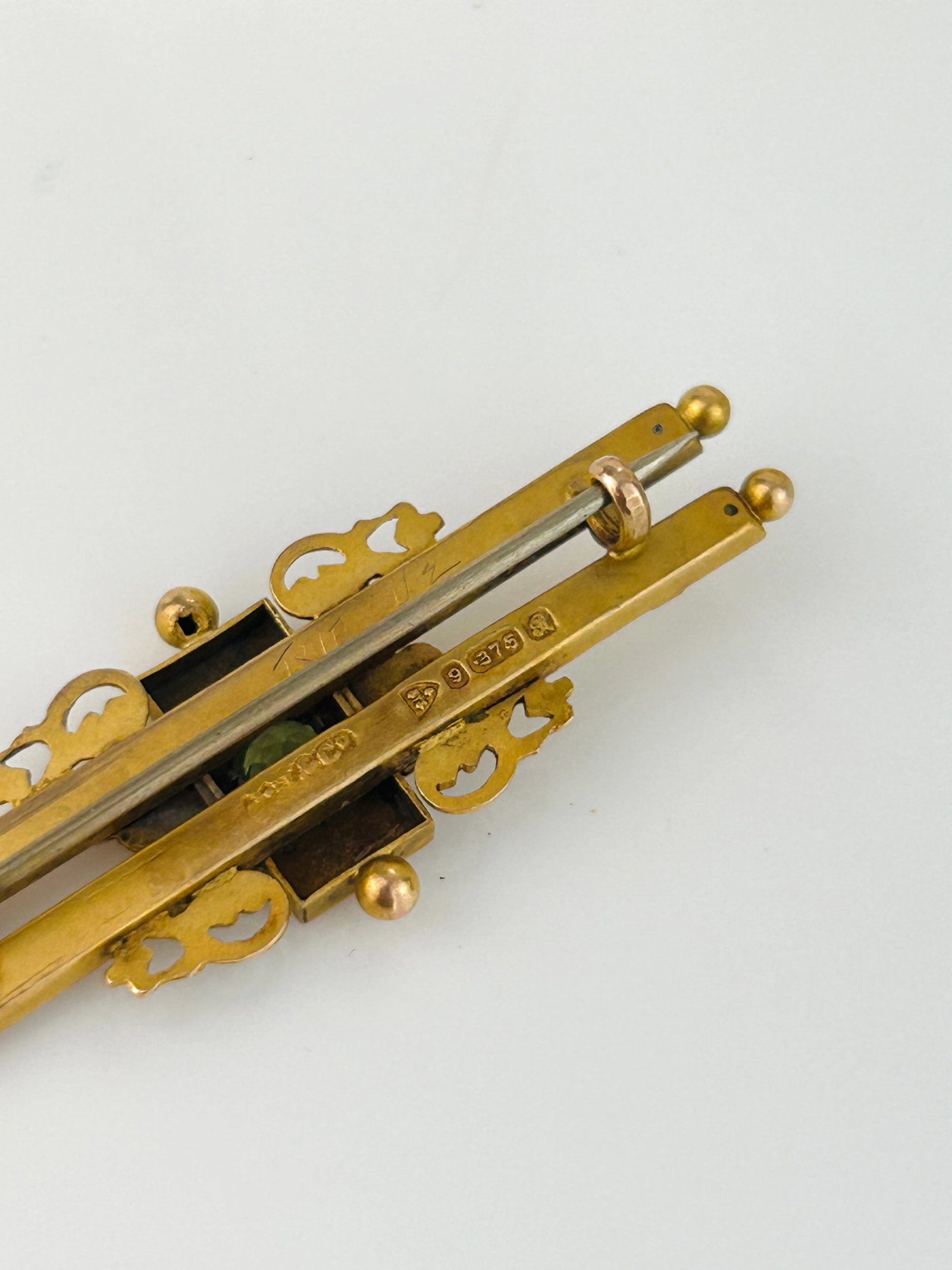 Antique C.1917 9ct Yellow Gold Peridot Bar Brooch in Fitted Box - 8