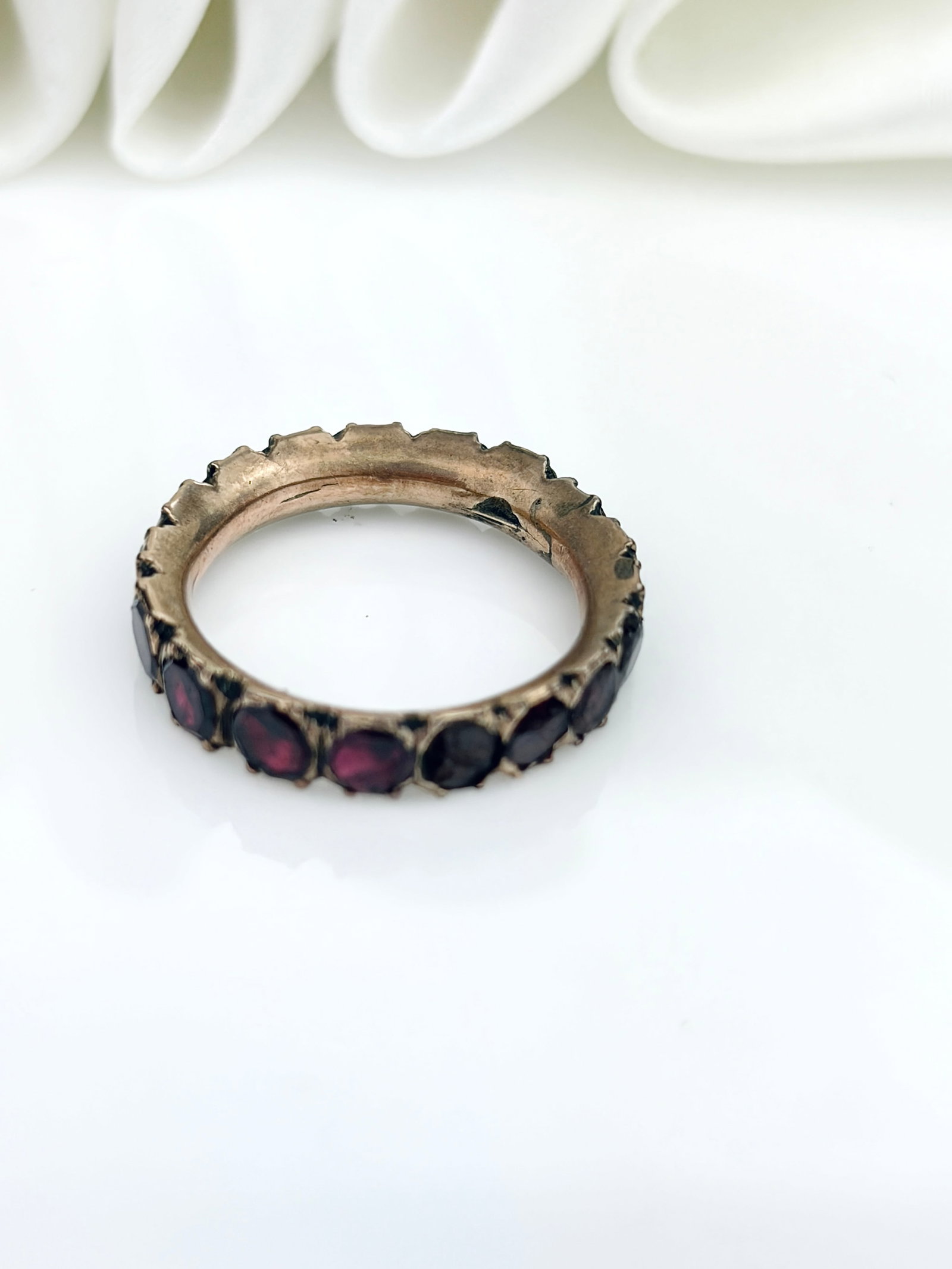 WONDERFUL ANTIQUE GEORGIAN FLAT CUT GARNET FULL ETERNITY RING IN GOLD - 4