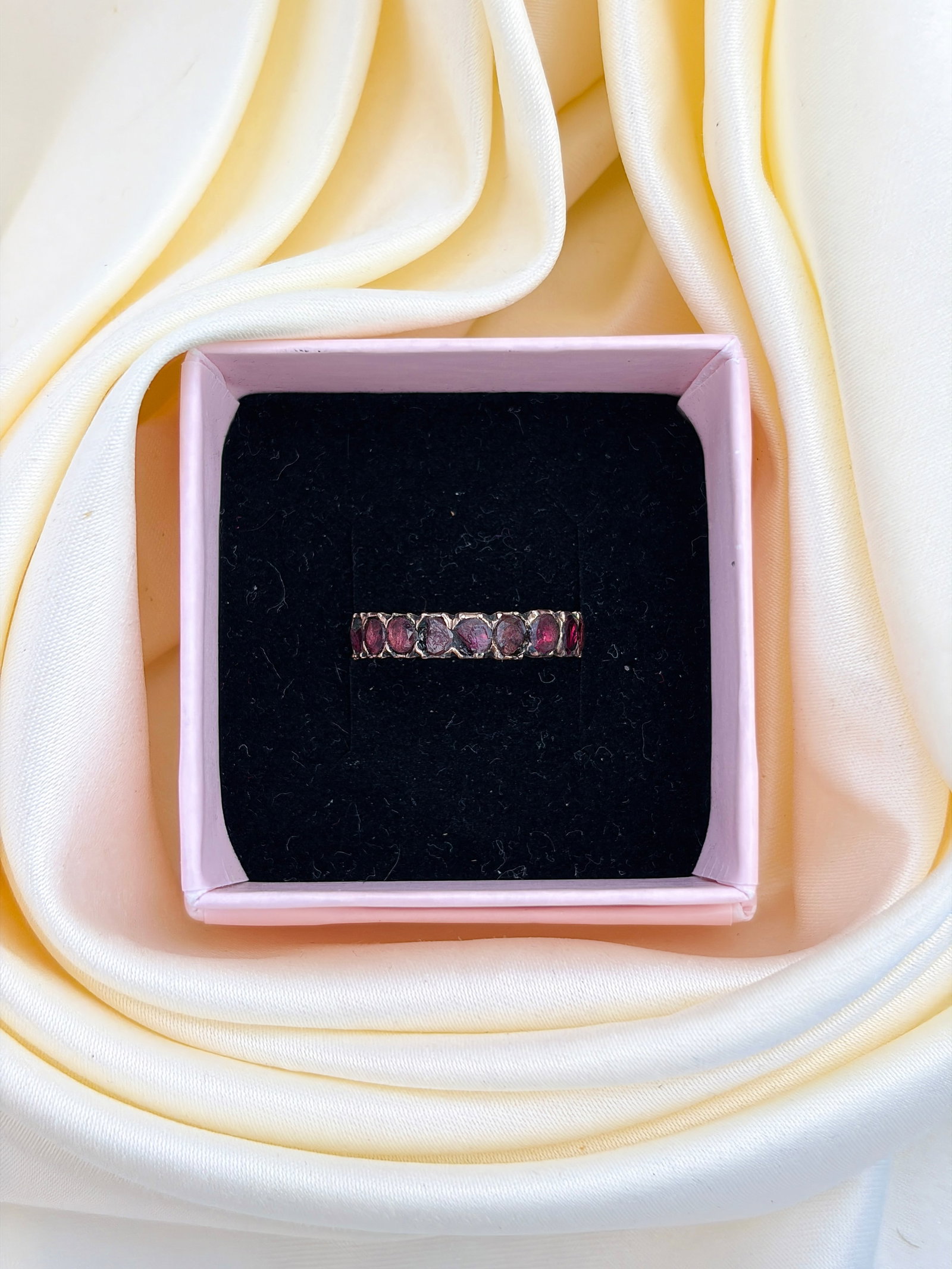 WONDERFUL ANTIQUE GEORGIAN FLAT CUT GARNET FULL ETERNITY RING IN GOLD - 8