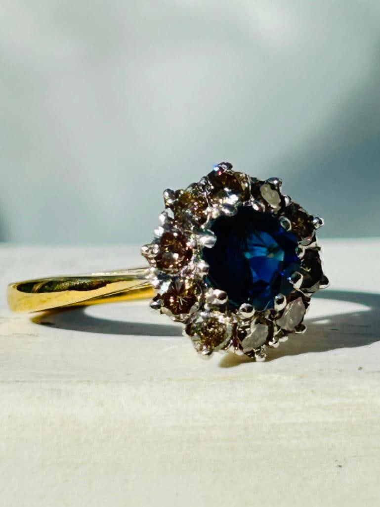 Art Deco Sapphire and Diamond 18 Carat and Platinum Cluster Ring - 3