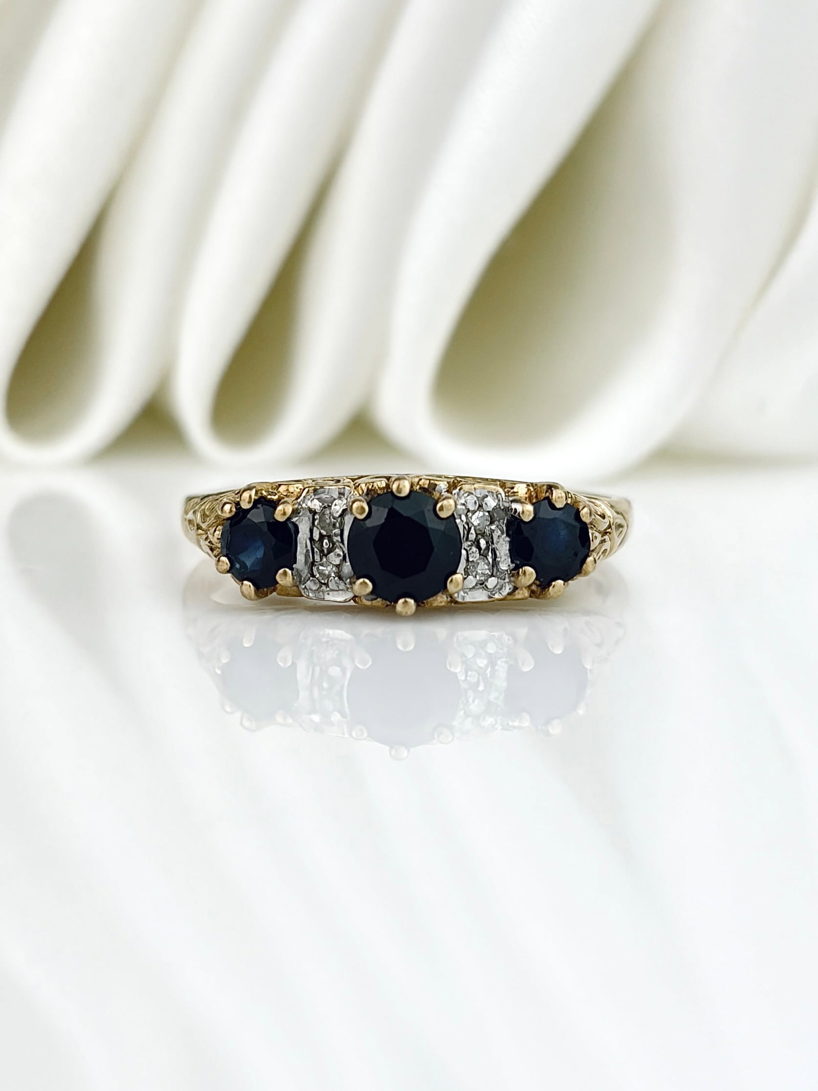 Vintage 9ct Yellow Gold Sapphire and Diamond 5 Stone Ring: Vintage 9ct Yellow Gold Sapphire and Diamond 5 Stone Ring Sweet ring!