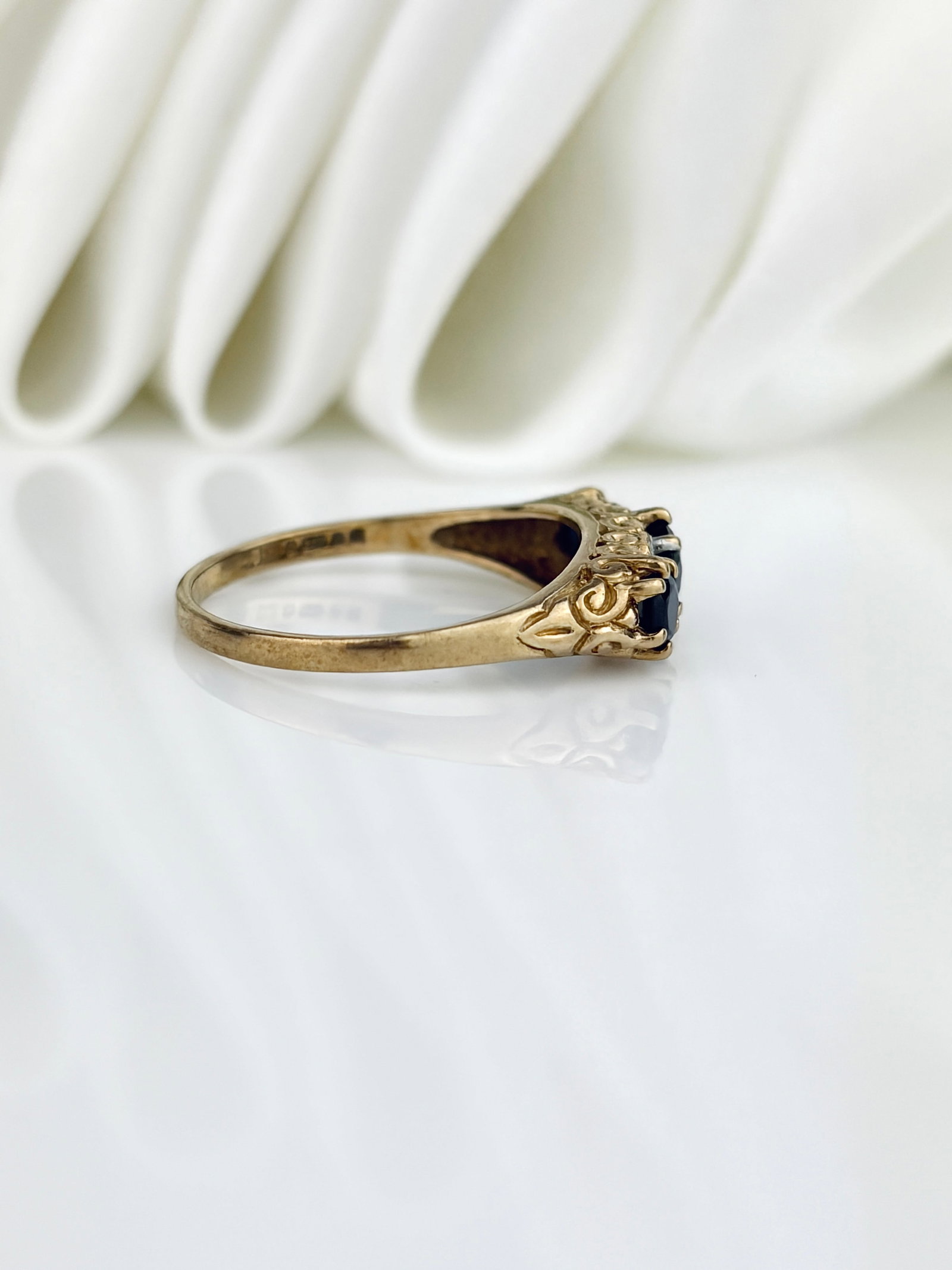 Vintage 9ct Yellow Gold Sapphire and Diamond 5 Stone Ring - 2