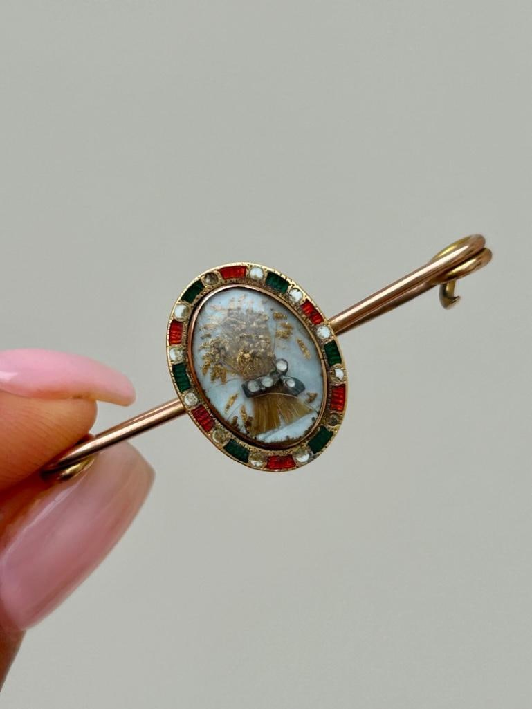 Antique Wheatshef Design with Enamel Halo Gold Brooch: Antique Wheatshef Design with Enamel Halo Gold Brooch sweet and precious brooch measurements length 43mm width 17mm weight 3.84g materials