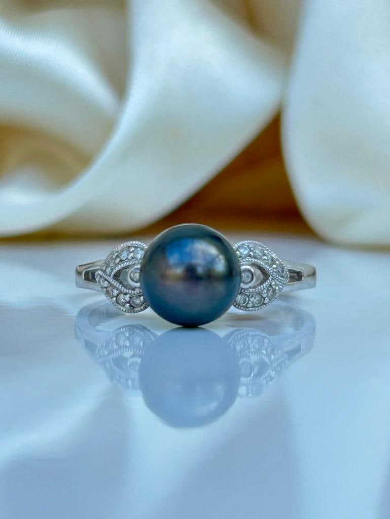 14ct White Gold South Sea Pearl and Diamond Ring: 14ct White Gold South Sea Pearl and Diamond Ring gorgeous south sea pearl with sweet diamond shoulders measurements size UK S1/2 US 91/2 head of ring 15mm x 8mm weight 3.84