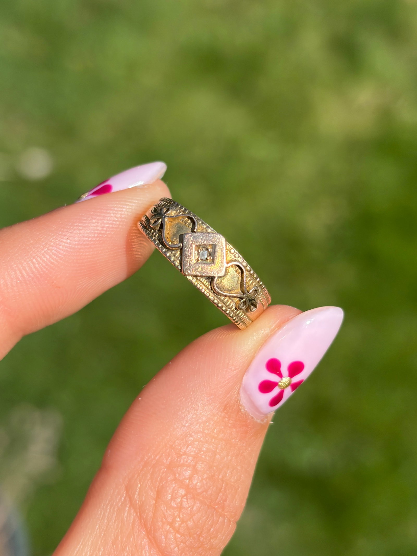 ANTIQUE VICTORIAN C.1890 9CT YELLOW GOLD DIAMOND ORNATE BAND RING - 10