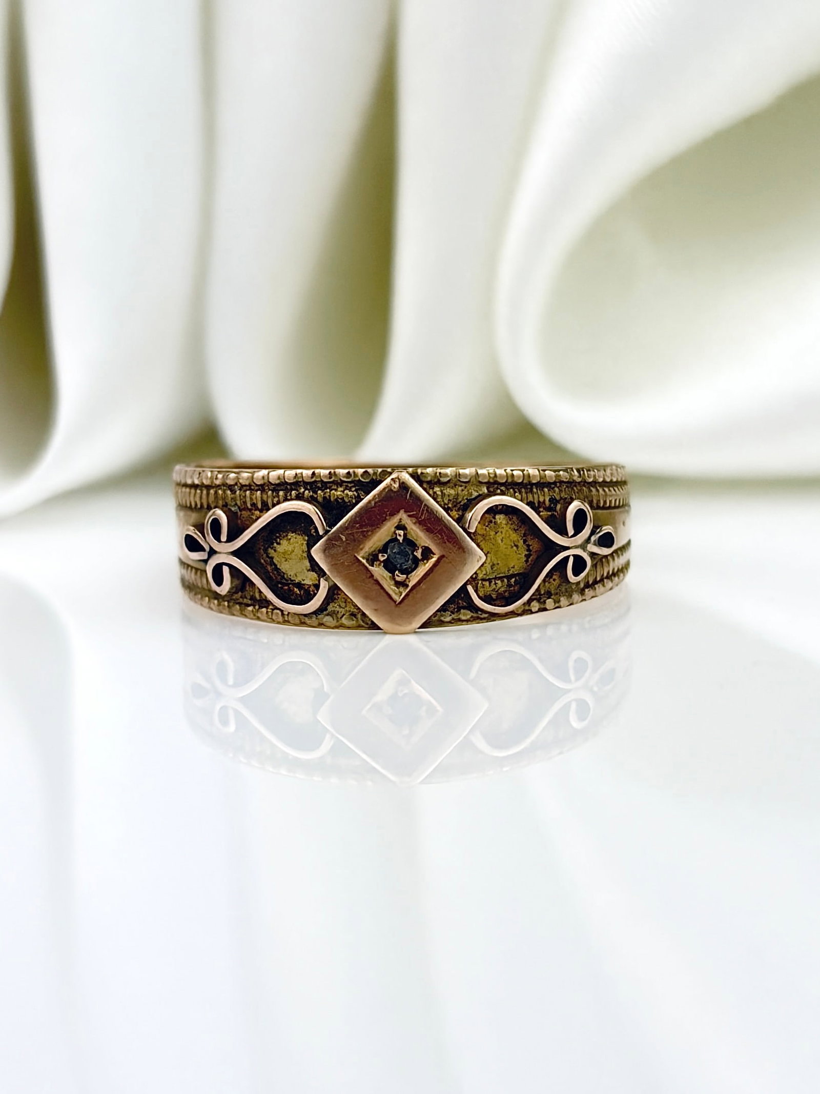 ANTIQUE VICTORIAN C.1890 9CT YELLOW GOLD DIAMOND ORNATE BAND RING: ANTIQUE VICTORIAN C.1890 9CT YELLOW GOLD DIAMOND ORNATE BAND RING Such beautiful details on a wide band!
