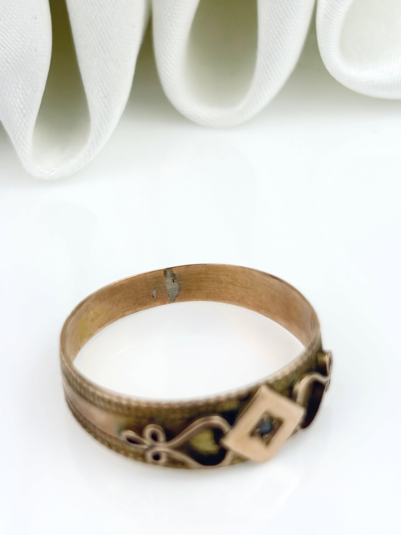 ANTIQUE VICTORIAN C.1890 9CT YELLOW GOLD DIAMOND ORNATE BAND RING - 4