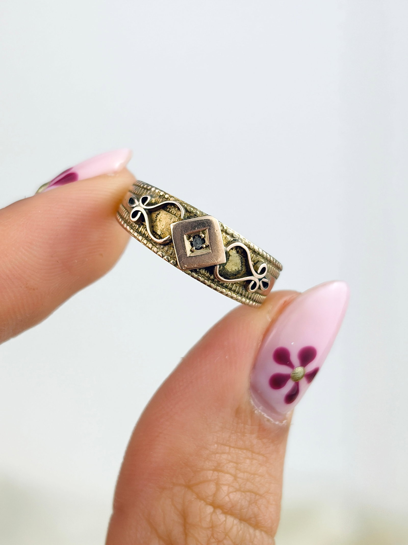 ANTIQUE VICTORIAN C.1890 9CT YELLOW GOLD DIAMOND ORNATE BAND RING - 5