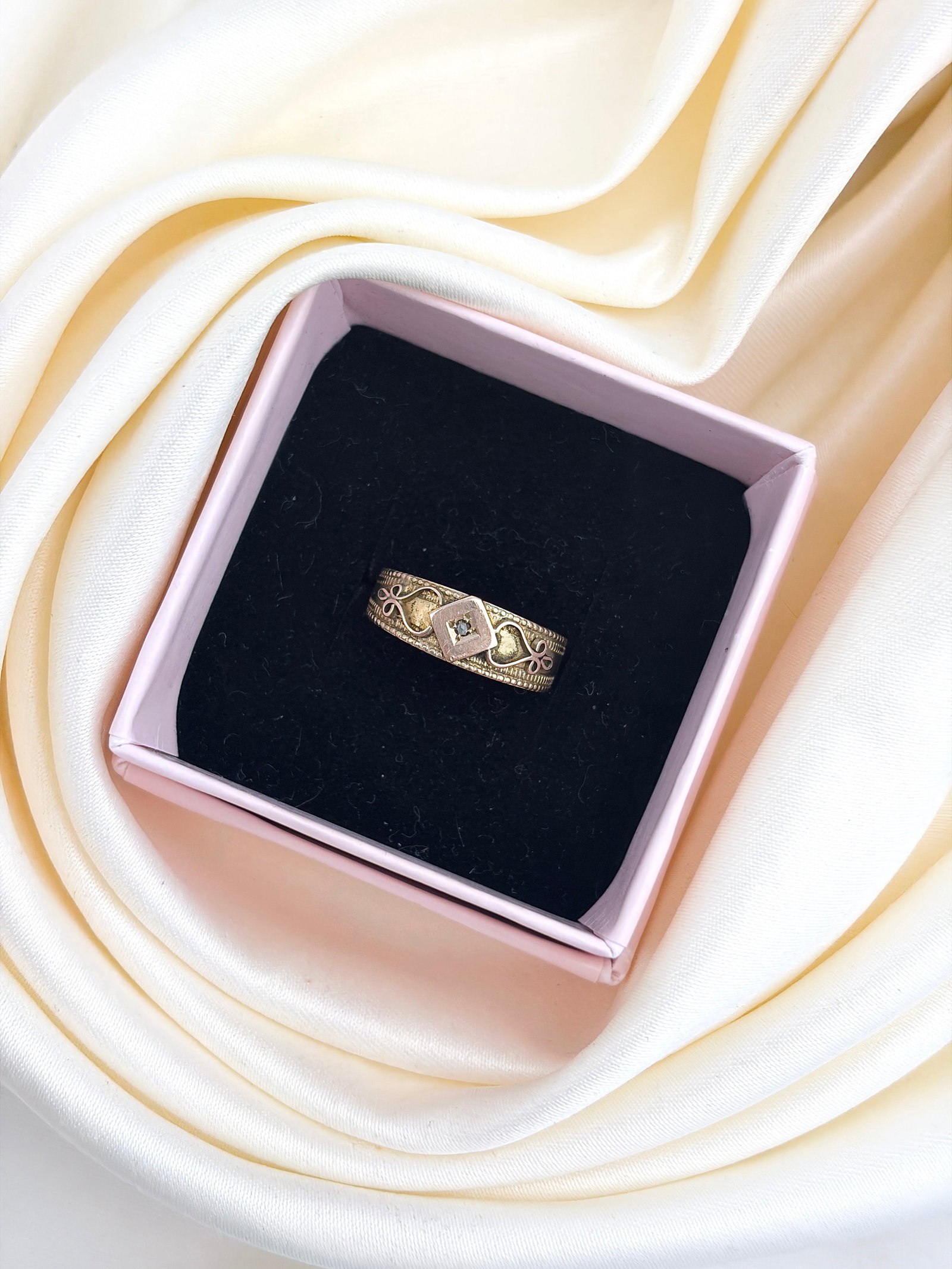 ANTIQUE VICTORIAN C.1890 9CT YELLOW GOLD DIAMOND ORNATE BAND RING - 7