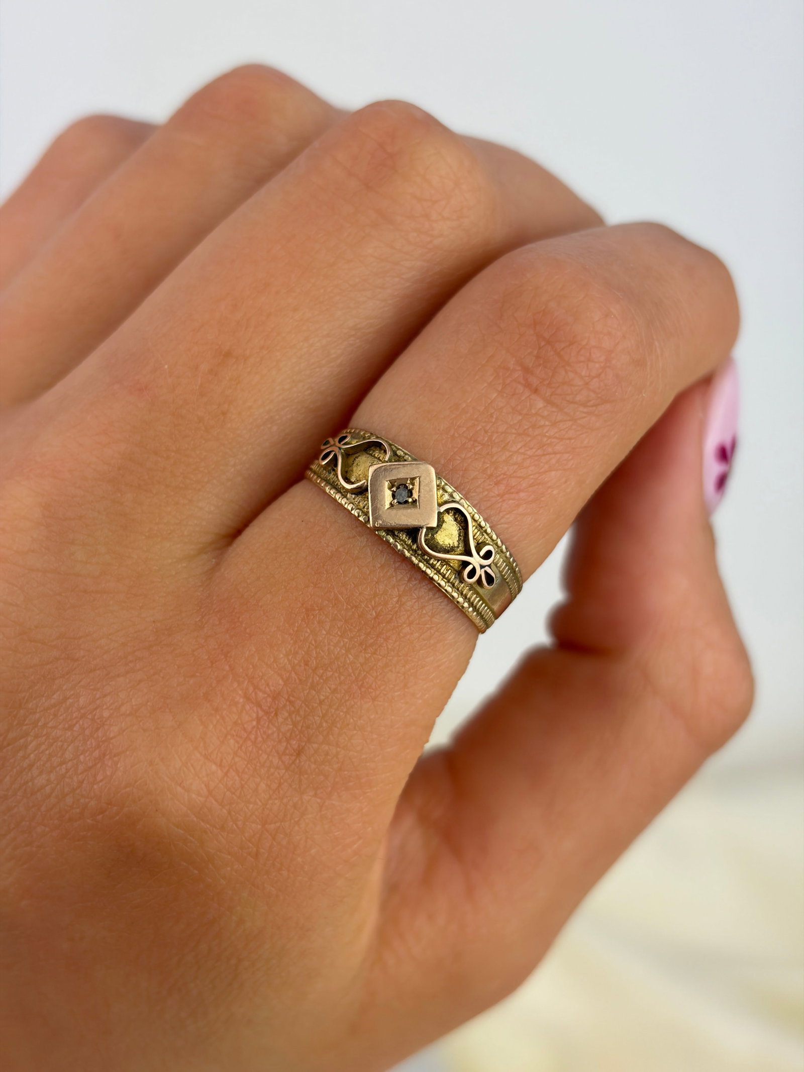 ANTIQUE VICTORIAN C.1890 9CT YELLOW GOLD DIAMOND ORNATE BAND RING - 9