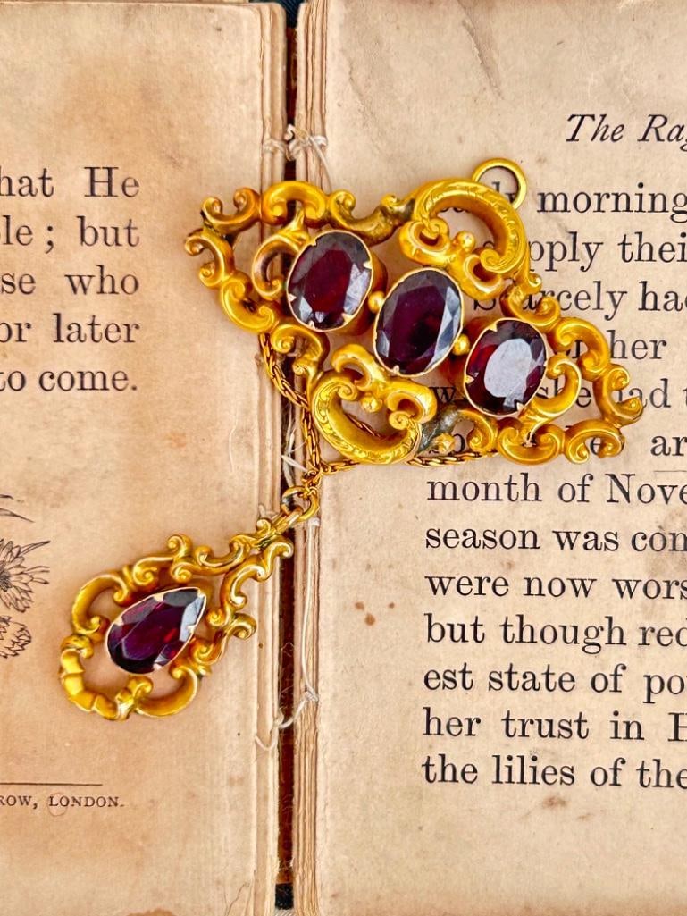 Antique Gold Pendant Brooch Large: Antique Gold Pendant Brooch Large charming and beautiful large gold brooch!! measurements size 75mm x 51mm weight 13.40g materials gold</