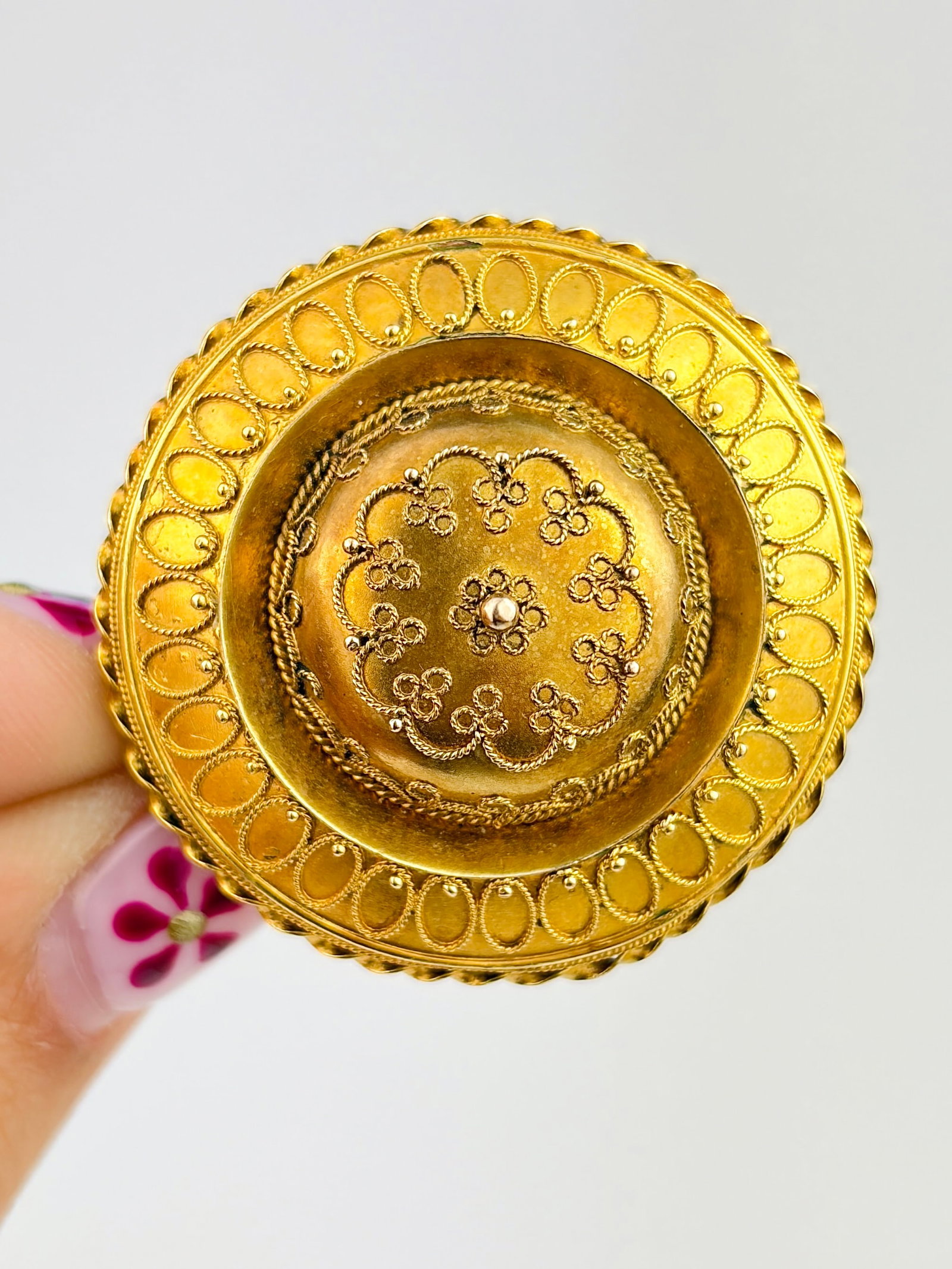 Antique 18ct yellow gold ornate design large target brooch with locket back: Antique 18ct yellow gold ornate design large target brooch with locket back Such a unique piece Weight 9.52 g Measures 3.5 x 3.5 cm Office use only QZZ 