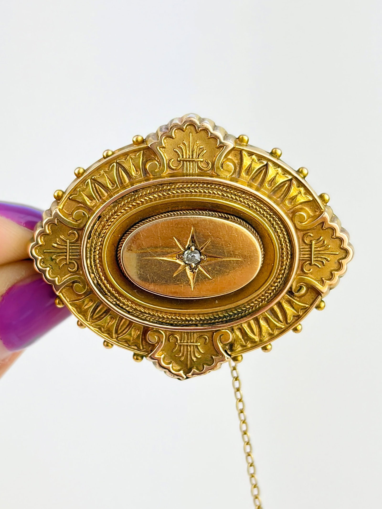 ANTIQUE VICTORIAN 18CT YELLOW GOLD AND DIAMOND LOCKET BACK BROOCH: ANTIQUE VICTORIAN 18CT YELLOW GOLD AND DIAMOND BROOCH Gorgeous detailing!