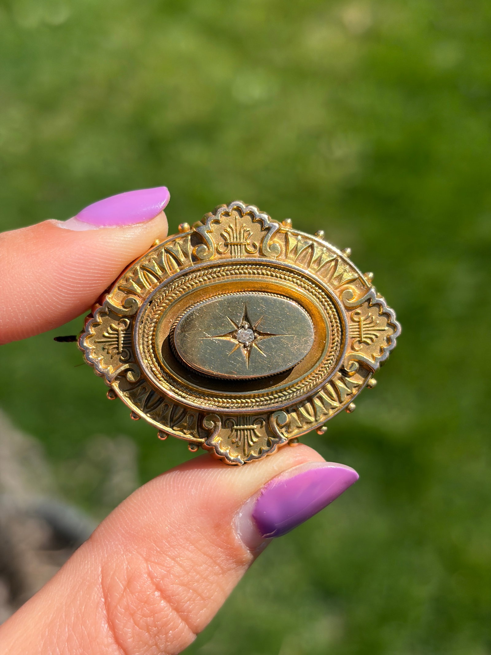 ANTIQUE VICTORIAN 18CT YELLOW GOLD AND DIAMOND LOCKET BACK BROOCH - 3