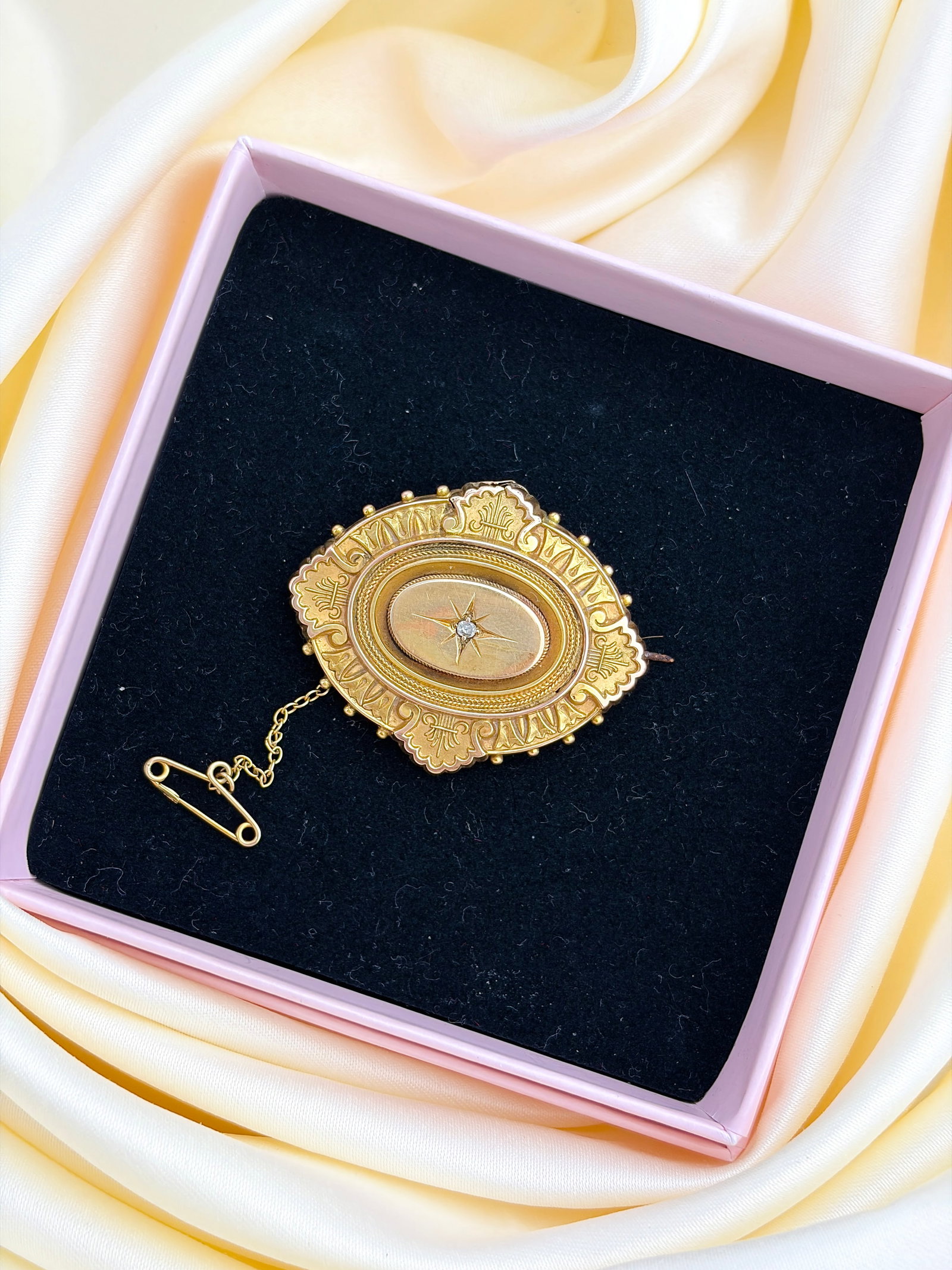 ANTIQUE VICTORIAN 18CT YELLOW GOLD AND DIAMOND LOCKET BACK BROOCH - 8
