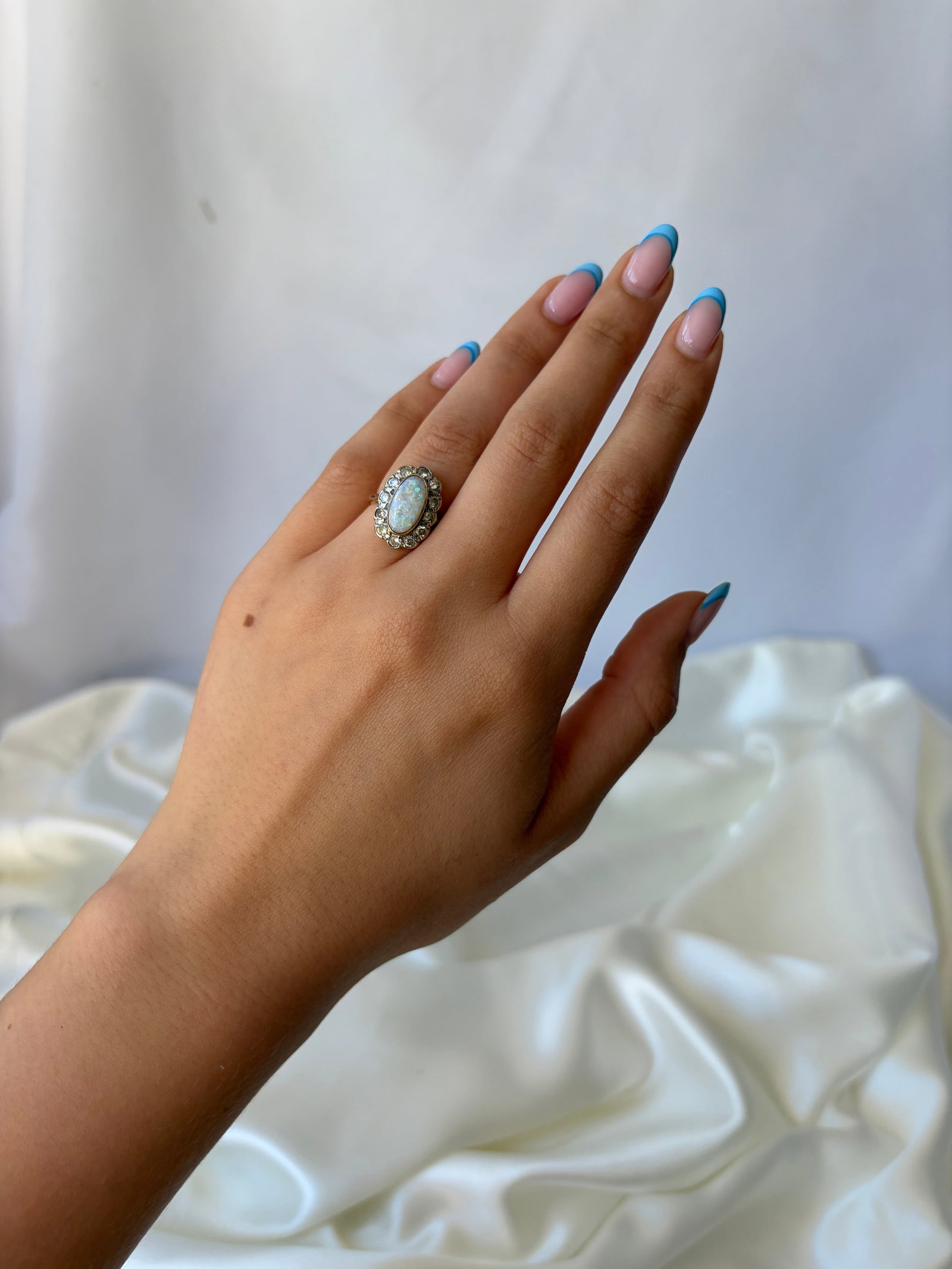 Outstanding Opal And Diamond Oval Ring in Yellow Gold - 10