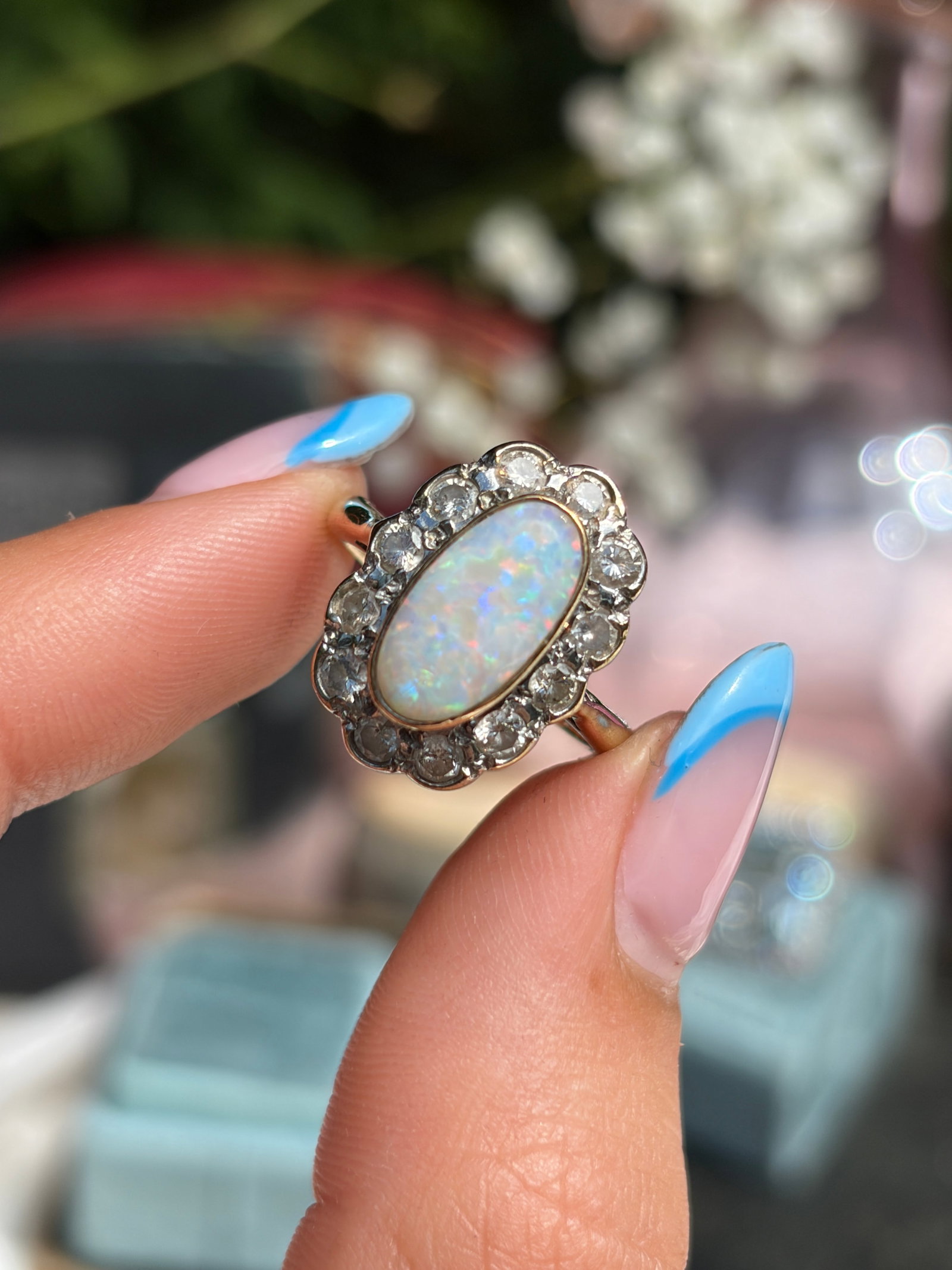Outstanding Opal And Diamond Oval Ring in Yellow Gold - 3