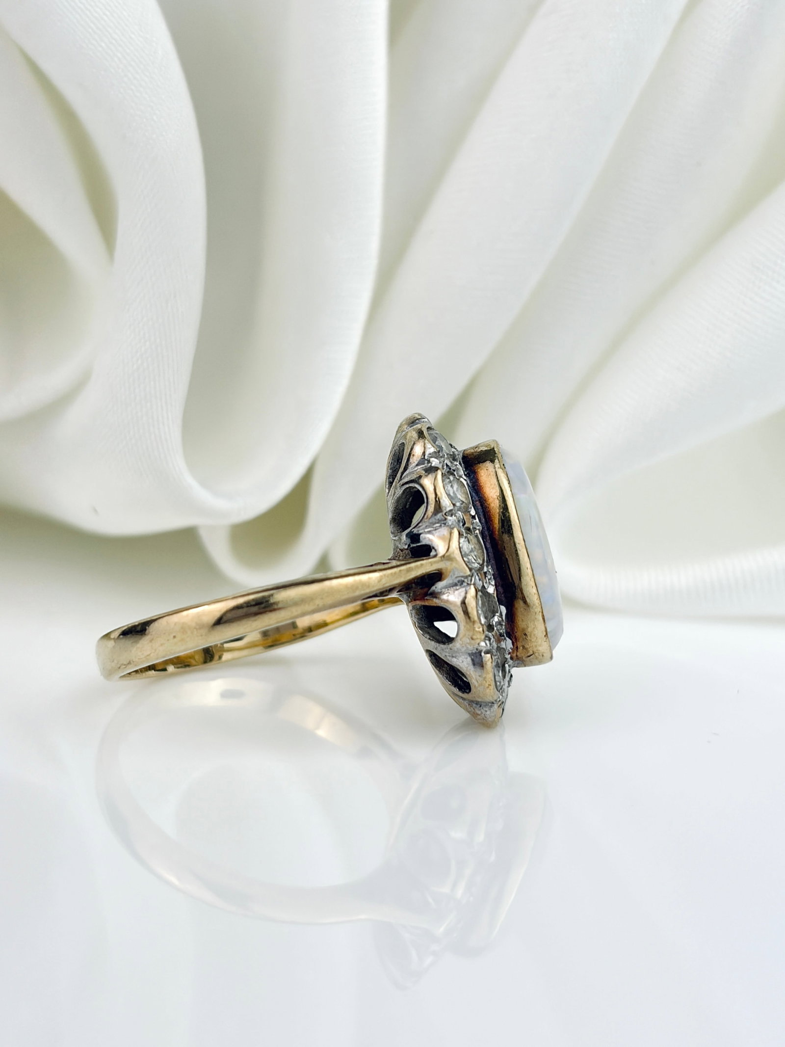 Outstanding Opal And Diamond Oval Ring in Yellow Gold - 4