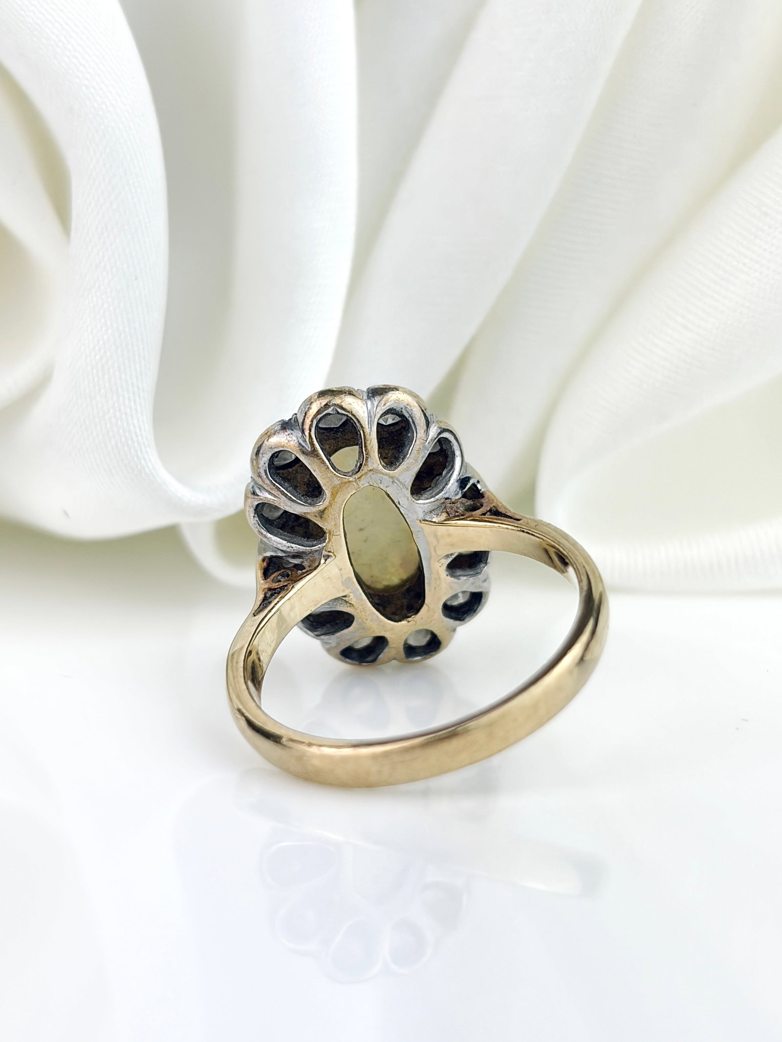 Outstanding Opal And Diamond Oval Ring in Yellow Gold - 5