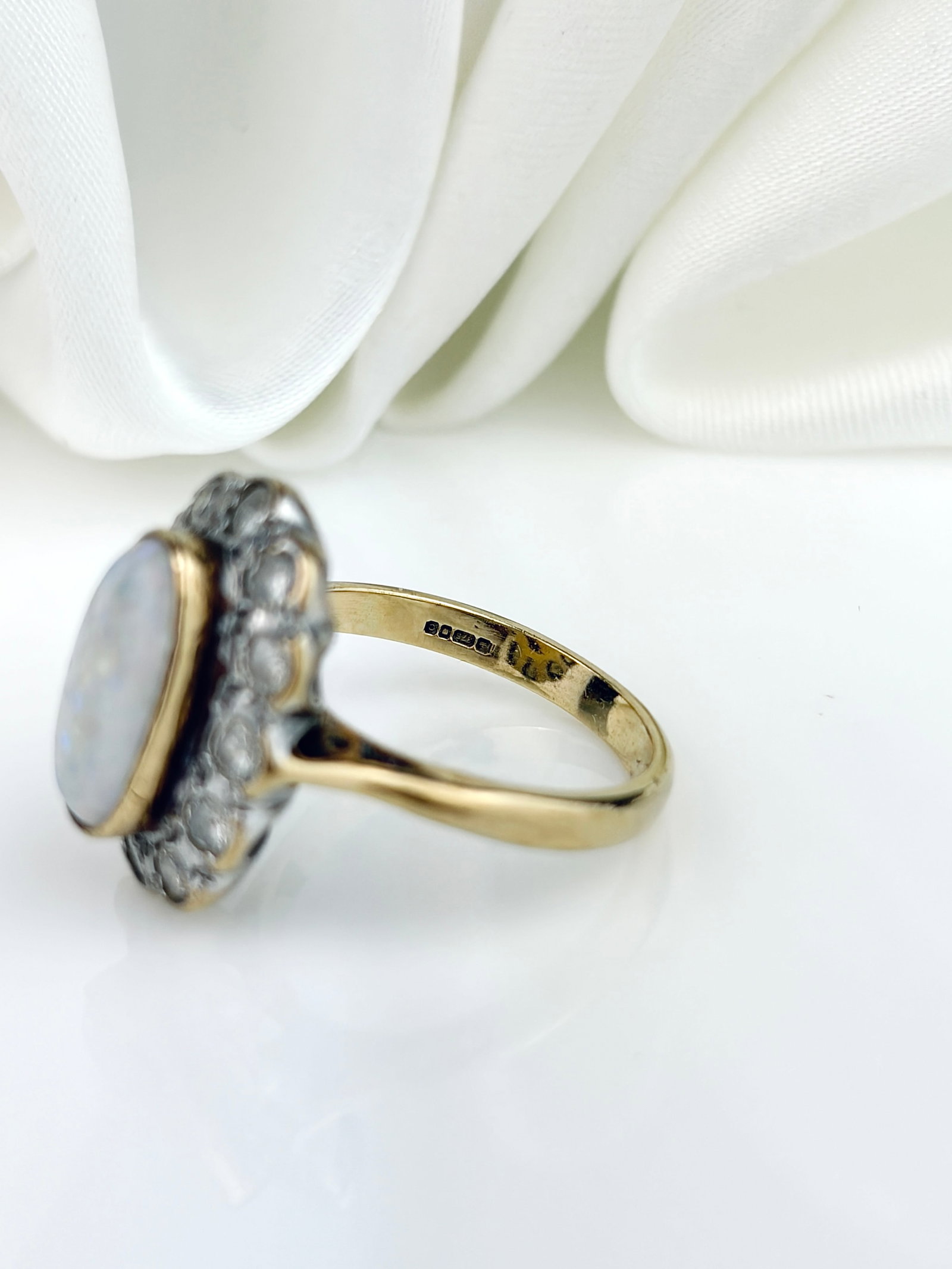 Outstanding Opal And Diamond Oval Ring in Yellow Gold - 6