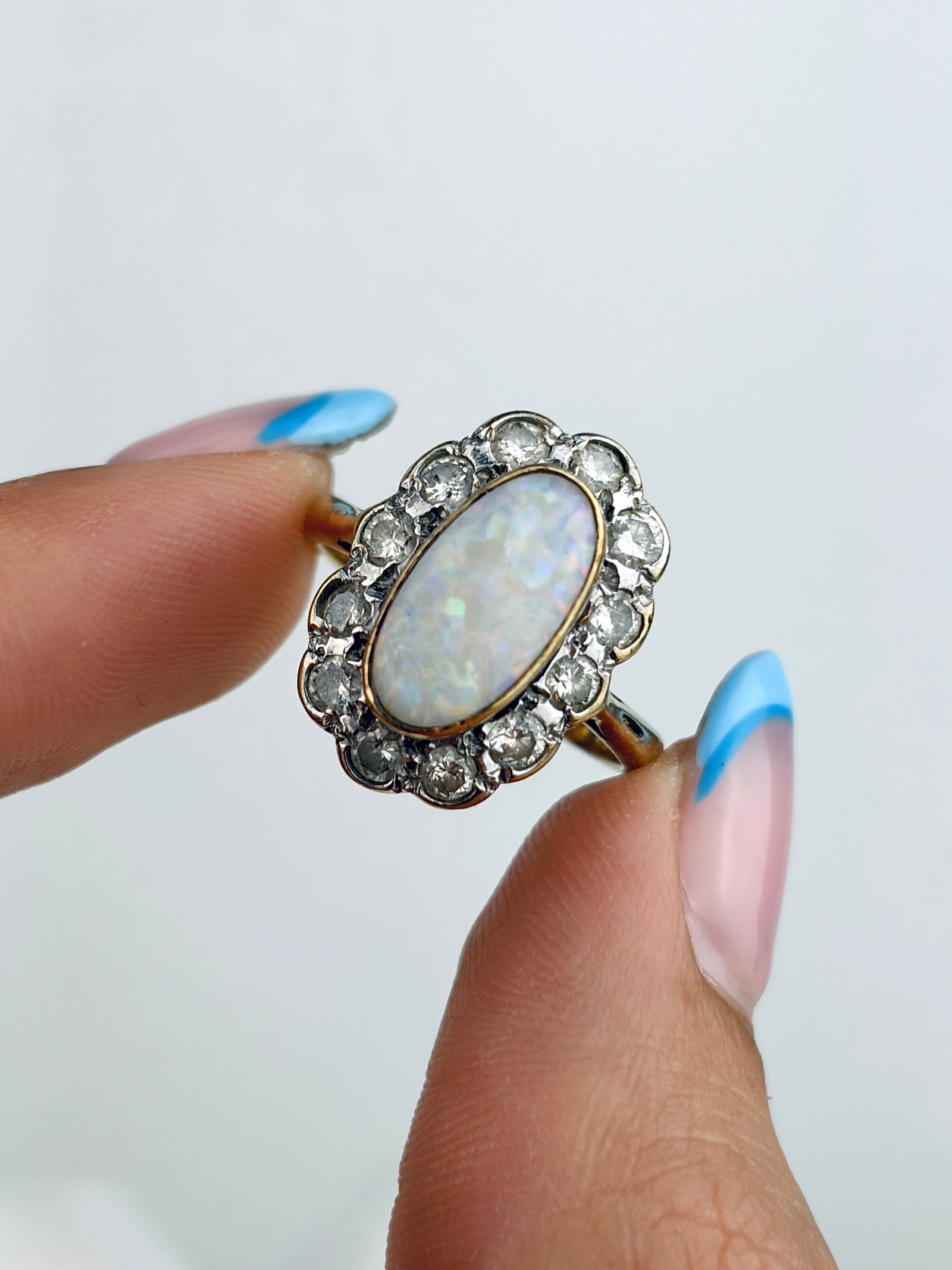 Outstanding Opal And Diamond Oval Ring in Yellow Gold - 7
