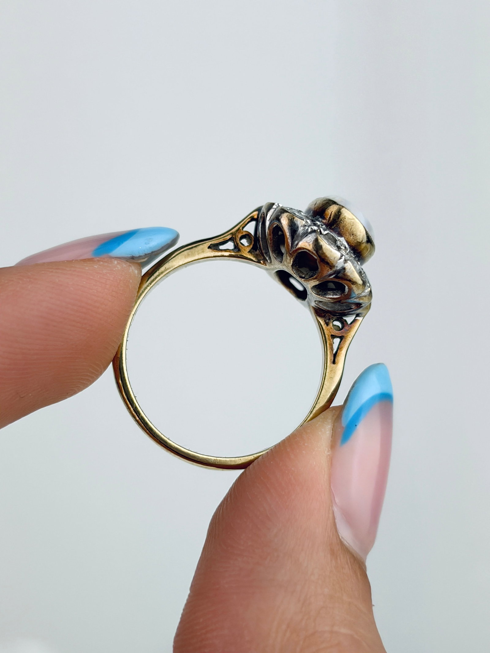 Outstanding Opal And Diamond Oval Ring in Yellow Gold - 8