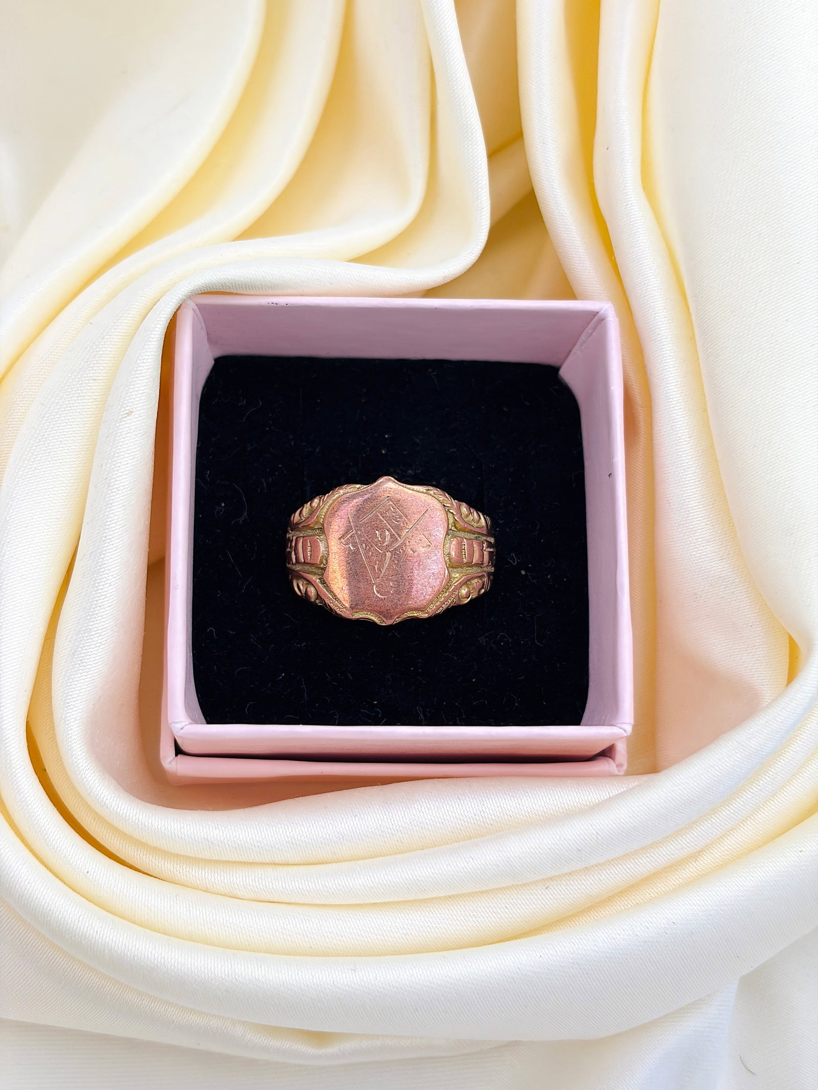 ANTIQUE C.1916 9CT ROSE GOLD CHUNKY SHIELD SIGNET RING - 10