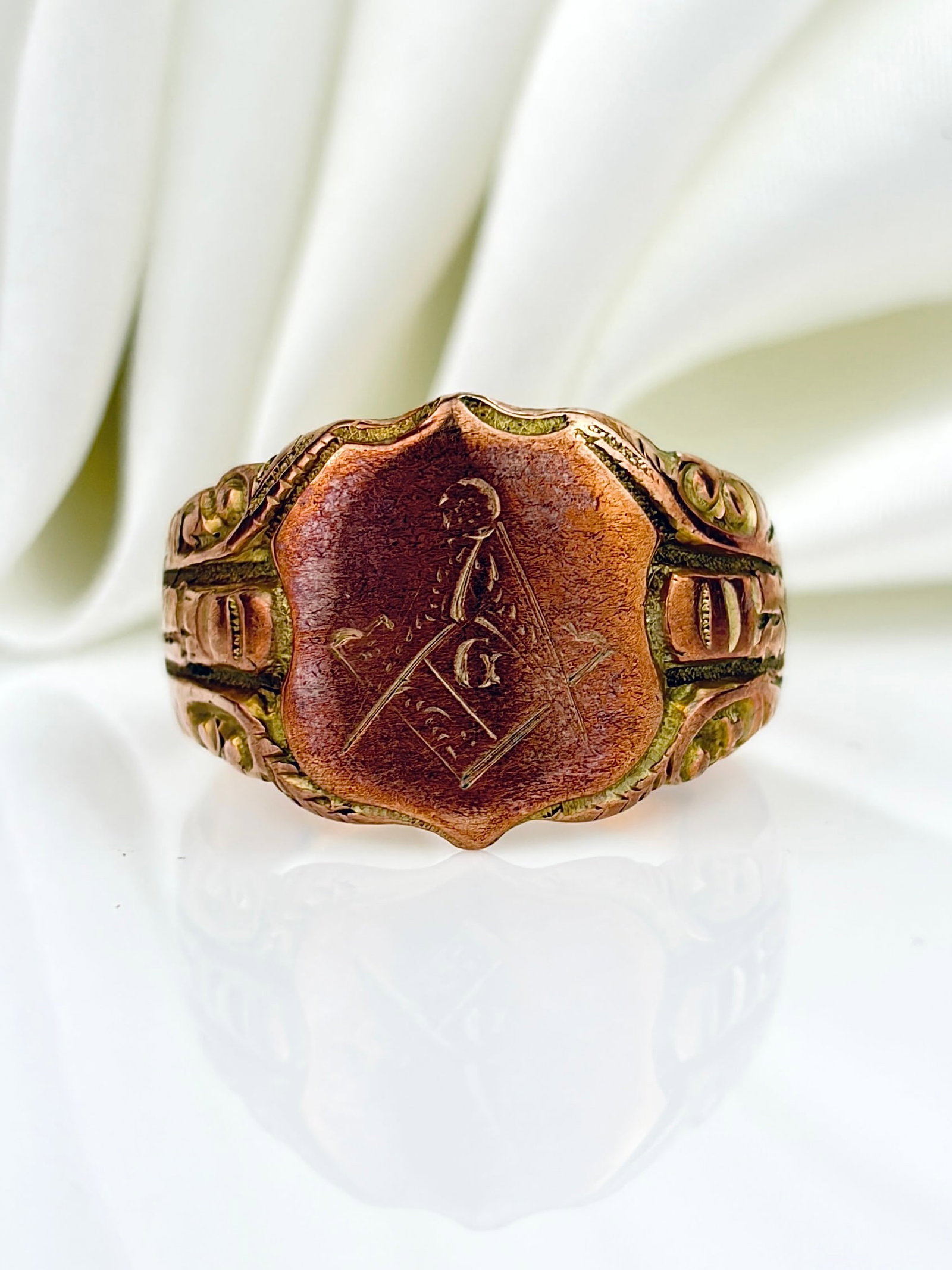 ANTIQUE C.1916 9CT ROSE GOLD CHUNKY SHIELD SIGNET RING: ANTIQUE C.1916 9CT ROSE GOLD CHUNKY SHIELD SIGNET RING